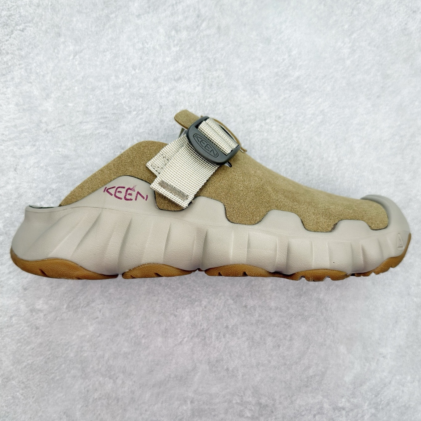 KEEN HYPERPORT 科恩舒适优雅轻盈防臭包头拖鞋 KEEN诞生于2003年的美国人气户外品牌，以一双“保护脚趾”且能涉足水域的户外凉鞋NEWPORT诞生为契机，开启原创制鞋之路。KEEN相信，天空之下即是户外，因为户外不一定是极具挑战性的独自冒险，也可以是与朋友、家人和宠物一同分享外面的世界。同时，KEEN从诞生之初便始终贯彻环保制鞋的理念，不断创造出优秀的原创奇履。脚踏实地，致力向善。我们想和世界产生更多交集为世界减少更多负担，和你趣户外、趣做自己、趣环保让地球和生活都变得更美好。尺码：36 36.5 37.5 38 38.5 39 40 40.5 41 42 42.5 43 44 44.5 45-选品中心