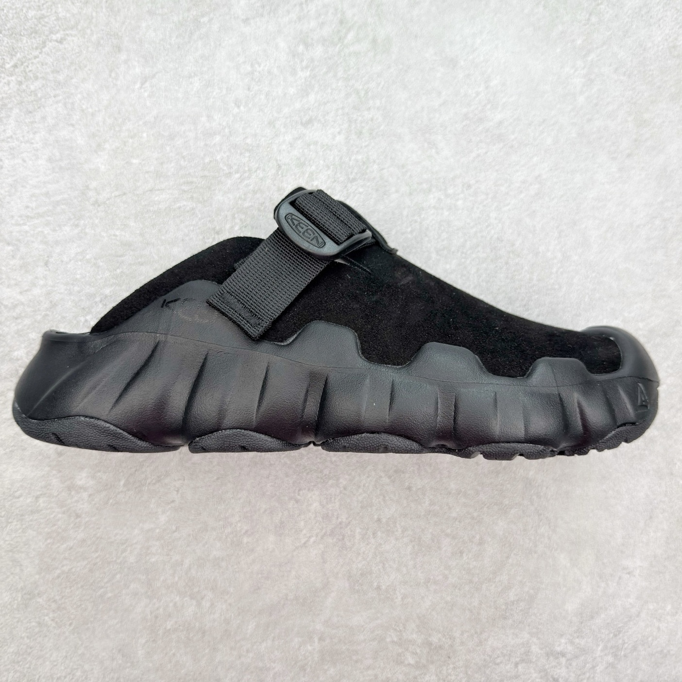 KEEN HYPERPORT 科恩舒适优雅轻盈防臭包头拖鞋 KEEN诞生于2003年的美国人气户外品牌，以一双“保护脚趾”且能涉足水域的户外凉鞋NEWPORT诞生为契机，开启原创制鞋之路。KEEN相信，天空之下即是户外，因为户外不一定是极具挑战性的独自冒险，也可以是与朋友、家人和宠物一同分享外面的世界。同时，KEEN从诞生之初便始终贯彻环保制鞋的理念，不断创造出优秀的原创奇履。脚踏实地，致力向善。我们想和世界产生更多交集为世界减少更多负担，和你趣户外、趣做自己、趣环保让地球和生活都变得更美好。尺码：36 36.5 37.5 38 38.5 39 40 40.5 41 42 42.5 43 44 44.5 45-选品中心