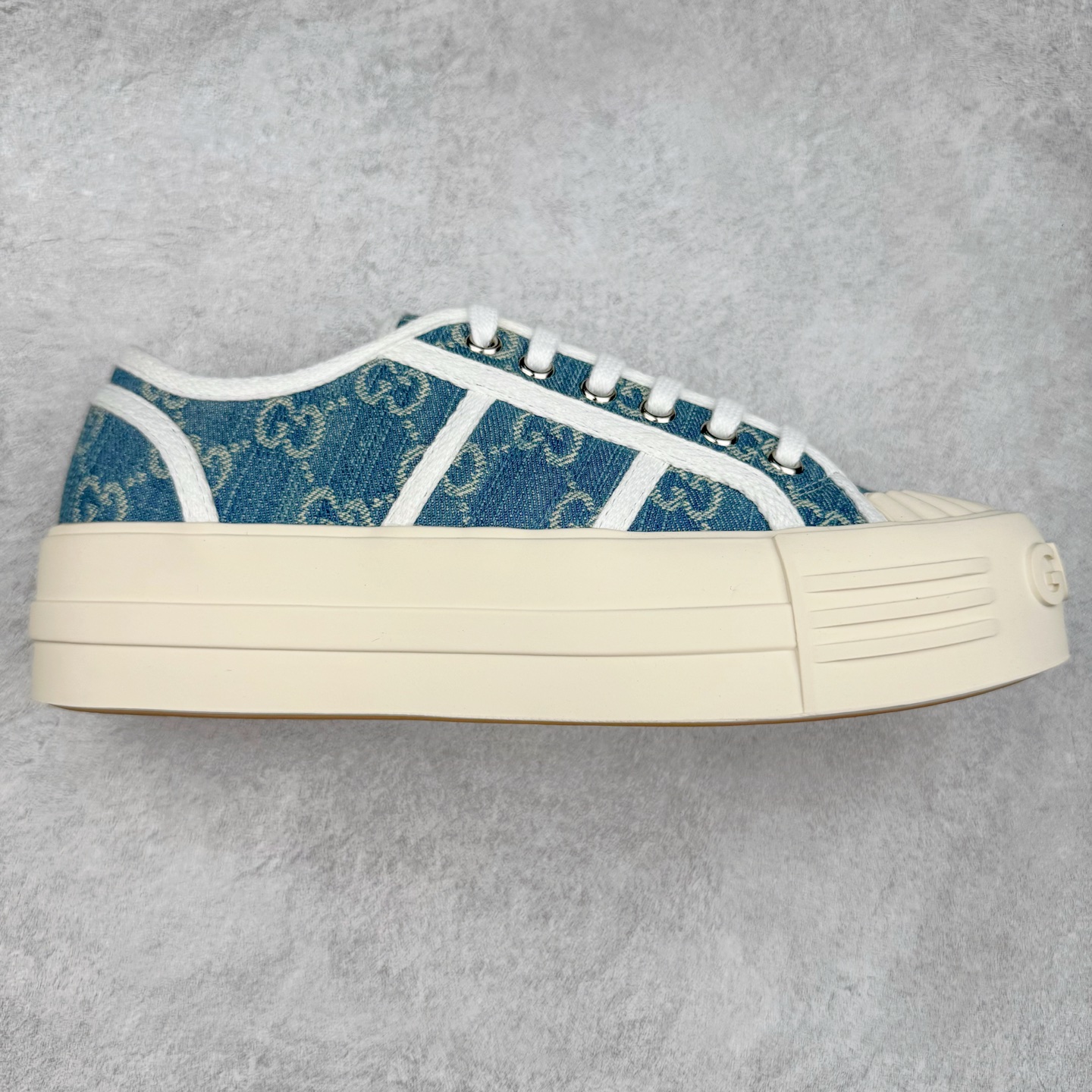 【步履生风 自在如云】Gucci厚底布鞋 引领新风尚 🌟 5cm隐形增高术 悄悄拉长腿部线条，矮个子救星/小个子神器 软弹缓震厚底设计，踩出「踩屎感」舒适 却比老爹鞋轻60%，仿佛赤足踏云而行 🔥 三重新潮基因 🔥 ✅ 非遗千层纳底工艺 128道针脚手工缝制，比普通布鞋耐磨3倍 ✅ 3D立体足弓承托 记忆海绵鞋垫+透气网纱内里，暴走2万步不累脚 ✅ 解构主义新美学 撞色滚边/水墨书法/青花瓷纹样，汉服、牛仔裤皆可配 「让双脚在钢筋森林里，重获老布鞋的温柔」 点击下方小车，解锁你的云端漫步体验 ☁️ 配码：35-40-选品中心