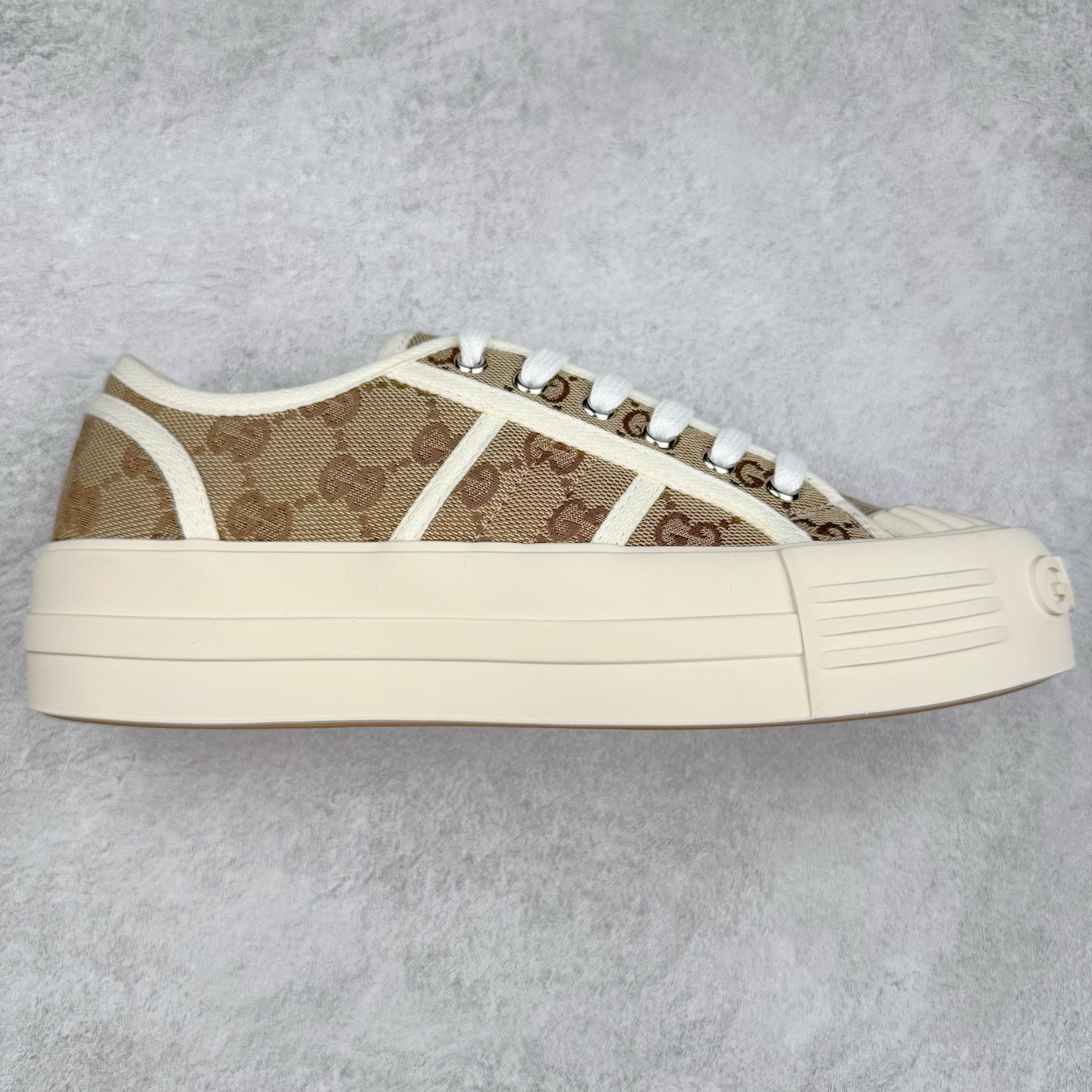 【步履生风 自在如云】Gucci厚底布鞋 引领新风尚 🌟 5cm隐形增高术 悄悄拉长腿部线条，矮个子救星/小个子神器 软弹缓震厚底设计，踩出「踩屎感」舒适 却比老爹鞋轻60%，仿佛赤足踏云而行 🔥 三重新潮基因 🔥 ✅ 非遗千层纳底工艺 128道针脚手工缝制，比普通布鞋耐磨3倍 ✅ 3D立体足弓承托 记忆海绵鞋垫+透气网纱内里，暴走2万步不累脚 ✅ 解构主义新美学 撞色滚边/水墨书法/青花瓷纹样，汉服、牛仔裤皆可配 「让双脚在钢筋森林里，重获老布鞋的温柔」 点击下方小车，解锁你的云端漫步体验 ☁️ 配码：35-40-选品中心