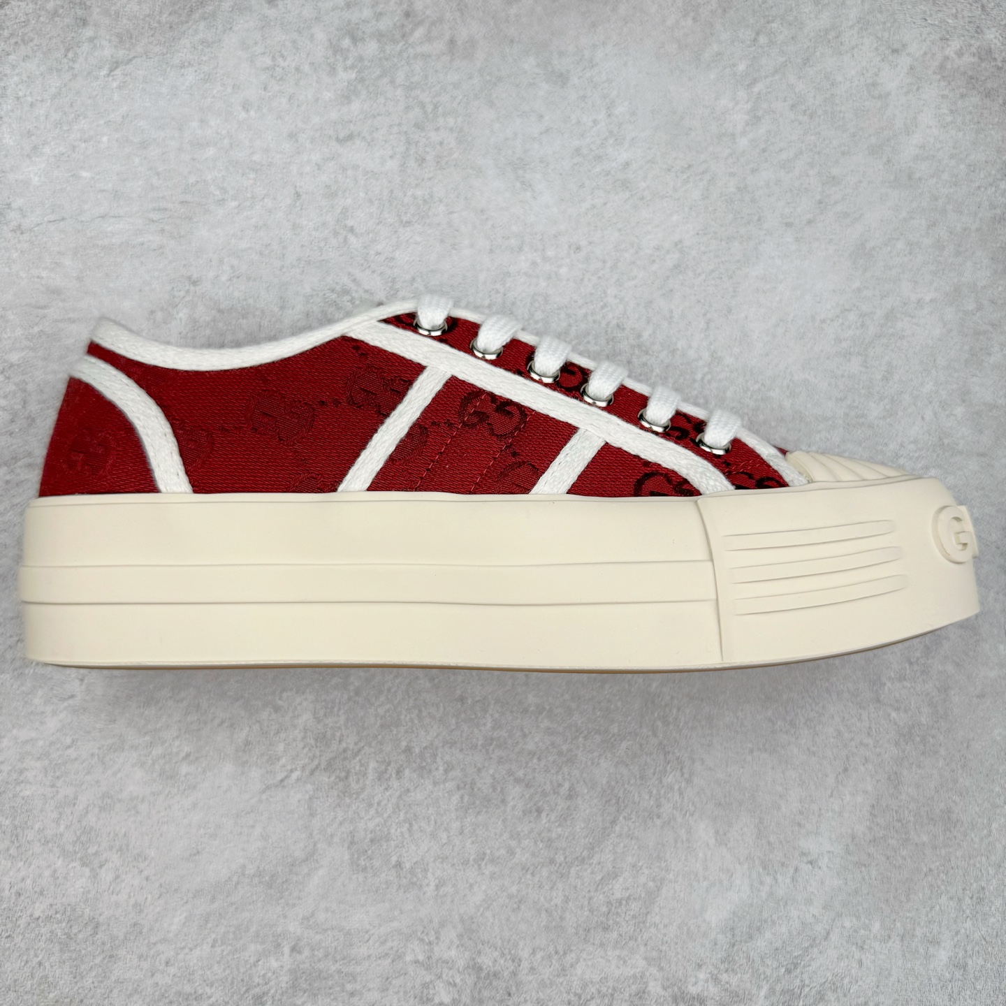 【步履生风 自在如云】Gucci厚底布鞋 引领新风尚 🌟 5cm隐形增高术 悄悄拉长腿部线条，矮个子救星/小个子神器 软弹缓震厚底设计，踩出「踩屎感」舒适 却比老爹鞋轻60%，仿佛赤足踏云而行 🔥 三重新潮基因 🔥 ✅ 非遗千层纳底工艺 128道针脚手工缝制，比普通布鞋耐磨3倍 ✅ 3D立体足弓承托 记忆海绵鞋垫+透气网纱内里，暴走2万步不累脚 ✅ 解构主义新美学 撞色滚边/水墨书法/青花瓷纹样，汉服、牛仔裤皆可配 「让双脚在钢筋森林里，重获老布鞋的温柔」 点击下方小车，解锁你的云端漫步体验 ☁️ 配码：35-40-选品中心