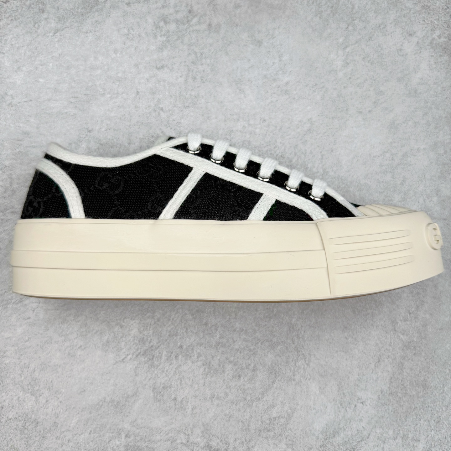 【步履生风 自在如云】Gucci厚底布鞋 引领新风尚 🌟 5cm隐形增高术 悄悄拉长腿部线条，矮个子救星/小个子神器 软弹缓震厚底设计，踩出「踩屎感」舒适 却比老爹鞋轻60%，仿佛赤足踏云而行 🔥 三重新潮基因 🔥 ✅ 非遗千层纳底工艺 128道针脚手工缝制，比普通布鞋耐磨3倍 ✅ 3D立体足弓承托 记忆海绵鞋垫+透气网纱内里，暴走2万步不累脚 ✅ 解构主义新美学 撞色滚边/水墨书法/青花瓷纹样，汉服、牛仔裤皆可配 「让双脚在钢筋森林里，重获老布鞋的温柔」 点击下方小车，解锁你的云端漫步体验 ☁️ 配码：35-40-选品中心