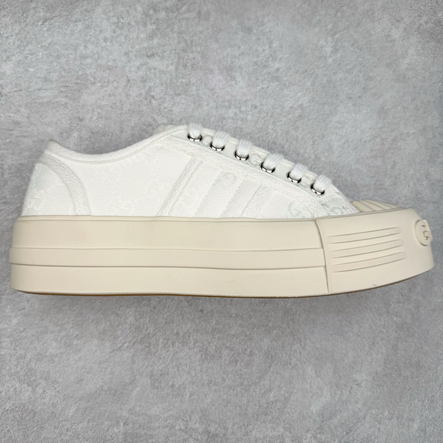 【步履生风 自在如云】Gucci厚底布鞋 引领新风尚 🌟 5cm隐形增高术 悄悄拉长腿部线条，矮个子救星/小个子神器 软弹缓震厚底设计，踩出「踩屎感」舒适 却比老爹鞋轻60%，仿佛赤足踏云而行 🔥 三重新潮基因 🔥 ✅ 非遗千层纳底工艺 128道针脚手工缝制，比普通布鞋耐磨3倍 ✅ 3D立体足弓承托 记忆海绵鞋垫+透气网纱内里，暴走2万步不累脚 ✅ 解构主义新美学 撞色滚边/水墨书法/青花瓷纹样，汉服、牛仔裤皆可配 「让双脚在钢筋森林里，重获老布鞋的温柔」 点击下方小车，解锁你的云端漫步体验 ☁️ 配码：35-40-选品中心