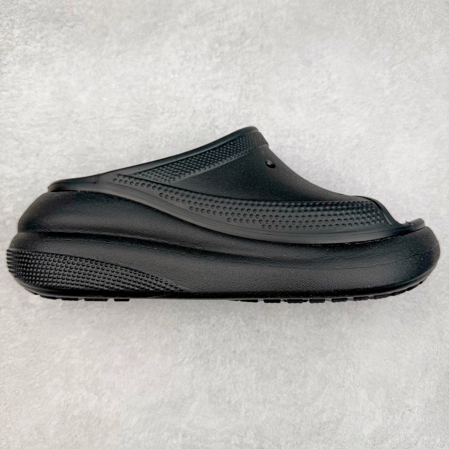 ＃DG莞产 Crocs Classic Clog 卡骆驰休闲沙滩洞洞鞋拖鞋一字拖泡芙鞋 透明防水袋包装 注意配件需单独购买 超轻Croslite专利材料打造 鞋面更加耐用易清洗 该鞋款轻盈舒适 2002年 经典克骆格诞生 秉承外形简单 穿着舒适的初衷 不断为消费者带来舒适的穿着体验 穿出“趣”味 鞋面洞洞可搭彰显个性的智必星 一鞋两穿 可调节式后跟带增添鞋身的稳固性能 放前面变成愜意舒适的凉拖 放后面行走跑跳更加稳妥 Croslite ™材料 封闭式细胞树脂 能够在体温作用下自动变形以适应脚部形状 涉水性优秀的同时易于清洁 抓地力强 不易打滑 Crocs的核心理念：轻便 灵活 全方位的舒适感 同步官方尺码：M4（36-37） M5（37-38）M6（38-39）M7（39-40）-选品中心