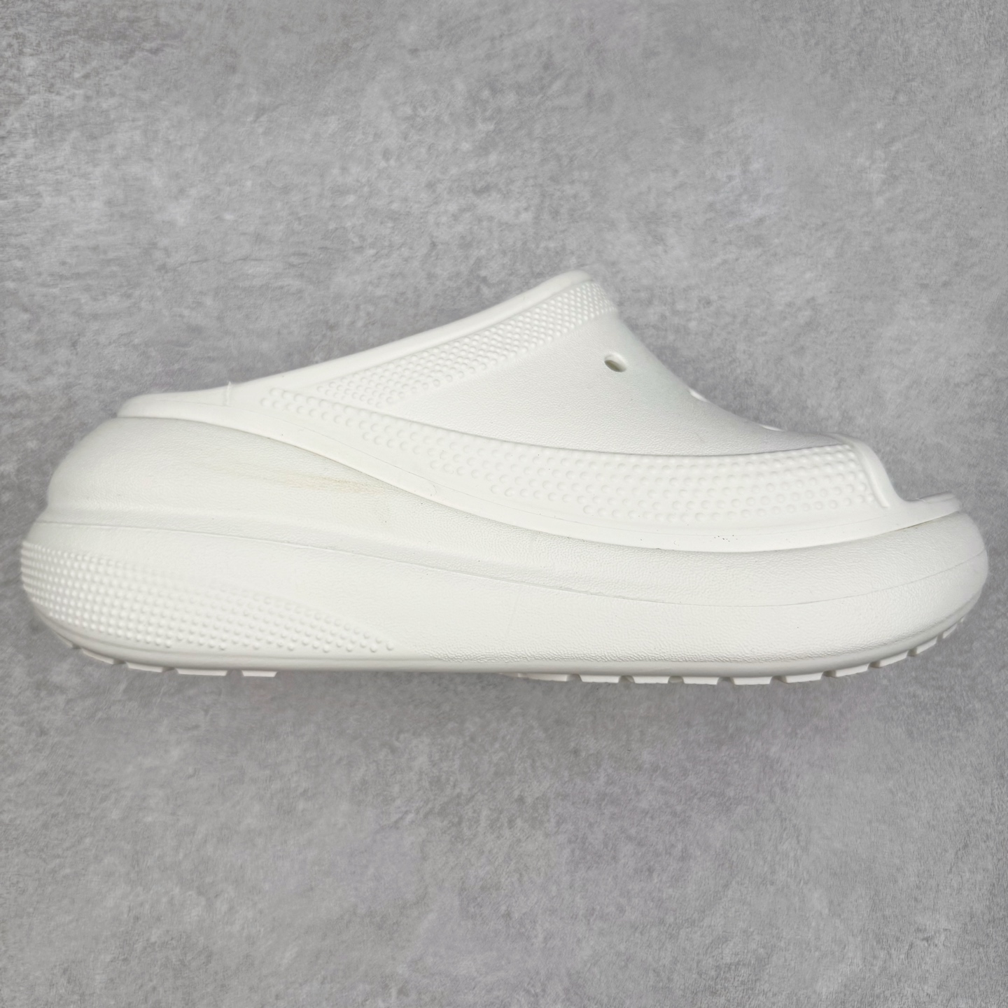 ＃DG莞产 Crocs Classic Clog 卡骆驰休闲沙滩洞洞鞋拖鞋一字拖泡芙鞋 透明防水袋包装 注意配件需单独购买 超轻Croslite专利材料打造 鞋面更加耐用易清洗 该鞋款轻盈舒适 2002年 经典克骆格诞生 秉承外形简单 穿着舒适的初衷 不断为消费者带来舒适的穿着体验 穿出“趣”味 鞋面洞洞可搭彰显个性的智必星 一鞋两穿 可调节式后跟带增添鞋身的稳固性能 放前面变成愜意舒适的凉拖 放后面行走跑跳更加稳妥 Croslite ™材料 封闭式细胞树脂 能够在体温作用下自动变形以适应脚部形状 涉水性优秀的同时易于清洁 抓地力强 不易打滑 Crocs的核心理念：轻便 灵活 全方位的舒适感 同步官方尺码：M4（36-37） M5（37-38）M6（38-39）M7（39-40）-选品中心