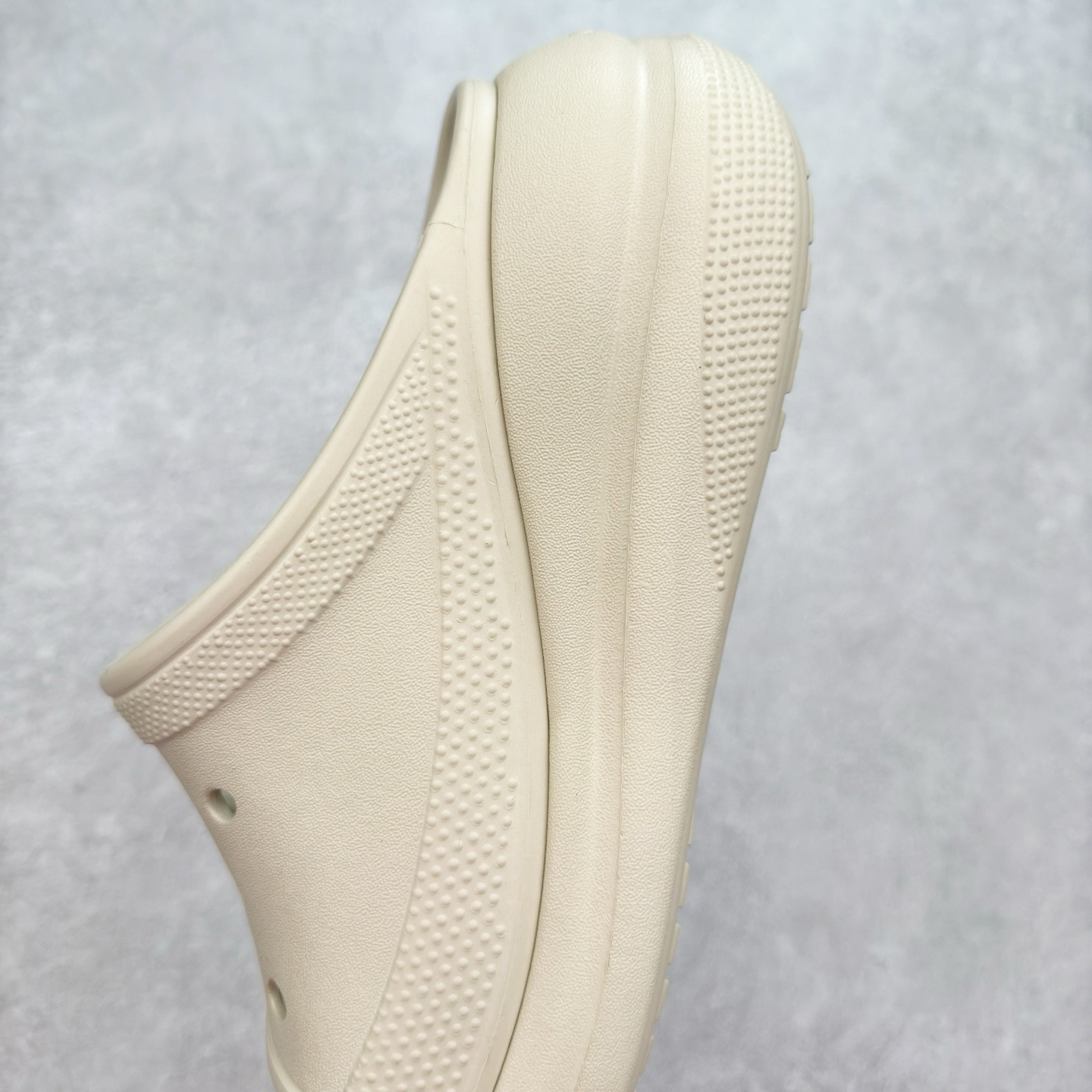 图片[7]-＃DG莞产 Crocs Classic Clog 卡骆驰休闲沙滩洞洞鞋拖鞋一字拖泡芙鞋 透明防水袋包装 注意配件需单独购买 超轻Croslite专利材料打造 鞋面更加耐用易清洗 该鞋款轻盈舒适 2002年 经典克骆格诞生 秉承外形简单 穿着舒适的初衷 不断为消费者带来舒适的穿着体验 穿出“趣”味 鞋面洞洞可搭彰显个性的智必星 一鞋两穿 可调节式后跟带增添鞋身的稳固性能 放前面变成愜意舒适的凉拖 放后面行走跑跳更加稳妥 Croslite ™材料 封闭式细胞树脂 能够在体温作用下自动变形以适应脚部形状 涉水性优秀的同时易于清洁 抓地力强 不易打滑 Crocs的核心理念：轻便 灵活 全方位的舒适感 同步官方尺码：M4（36-37） M5（37-38）M6（38-39）M7（39-40）-选品中心