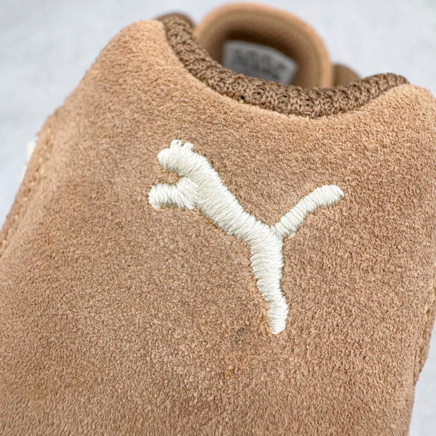 图片[15]-＃CS纯原 PUMA Speedca OG 彪马极速赛车系列低帮德训风拼接复古百搭休闲运动赛车鞋 鞋款从80、90年代赛车手所穿的防火赛车鞋为原型，鞋身线条模仿了赛车的流线廓形，体现了空气动力学原理的结构。简约流畅的外观，恰好又和贯穿其中的Formstrip Logo融合恰到好处，视觉上细节丰富且协调。本次Speedcat OG鞋款归来，最大看点自然式保留了窄版鞋型以及薄底构造。这两年各品牌鞋底越做越厚，Speedcat反其道而行之，上脚几乎无鞋底的效果带来耳目一新的视觉体验。鞋面依旧是以质感细腻的麂皮材质打造，并且大面积近乎全包裹的使用，复古味道也愈发浓烈。配色上更是将最原始的黑色和红色带回，向F1赛车队的标志性队服致敬。相信让各位一眼种草的更多是出挑的大红色，上脚即可瞬间点亮整体造型，在以球鞋为核心的OOTD中脱颖而出。而另一款黑色则是低调的万金油，彰显新潮个性的同时又不喧宾夺主，也是热爱简约系穿搭朋友的首选。 尺码：36 37 37.5 38 38.5 39 40 40.5 41 42 42.5 43 44 44.5 45 46-选品中心