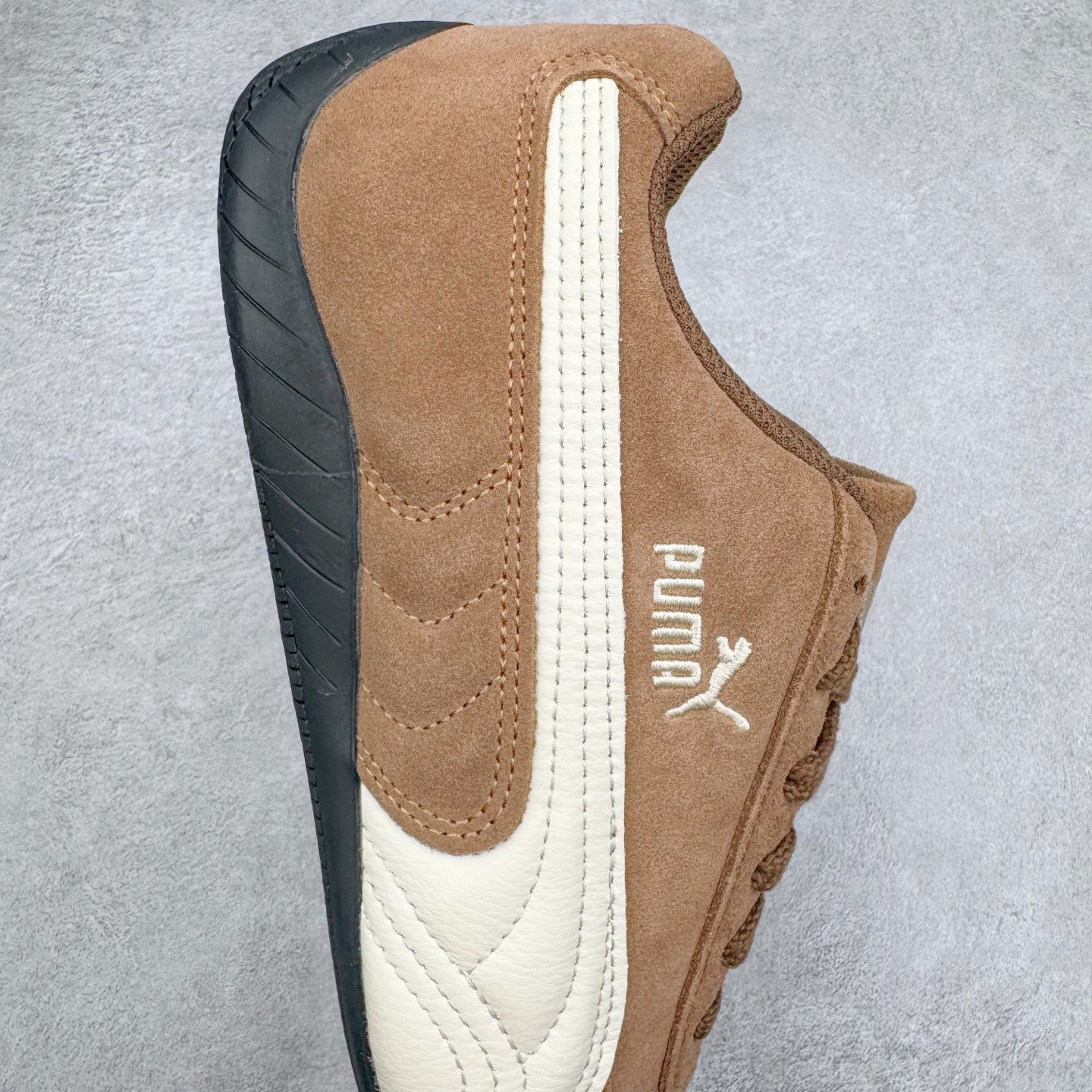 图片[6]-＃CS纯原 PUMA Speedca OG 彪马极速赛车系列低帮德训风拼接复古百搭休闲运动赛车鞋 鞋款从80、90年代赛车手所穿的防火赛车鞋为原型，鞋身线条模仿了赛车的流线廓形，体现了空气动力学原理的结构。简约流畅的外观，恰好又和贯穿其中的Formstrip Logo融合恰到好处，视觉上细节丰富且协调。本次Speedcat OG鞋款归来，最大看点自然式保留了窄版鞋型以及薄底构造。这两年各品牌鞋底越做越厚，Speedcat反其道而行之，上脚几乎无鞋底的效果带来耳目一新的视觉体验。鞋面依旧是以质感细腻的麂皮材质打造，并且大面积近乎全包裹的使用，复古味道也愈发浓烈。配色上更是将最原始的黑色和红色带回，向F1赛车队的标志性队服致敬。相信让各位一眼种草的更多是出挑的大红色，上脚即可瞬间点亮整体造型，在以球鞋为核心的OOTD中脱颖而出。而另一款黑色则是低调的万金油，彰显新潮个性的同时又不喧宾夺主，也是热爱简约系穿搭朋友的首选。 尺码：36 37 37.5 38 38.5 39 40 40.5 41 42 42.5 43 44 44.5 45 46-选品中心