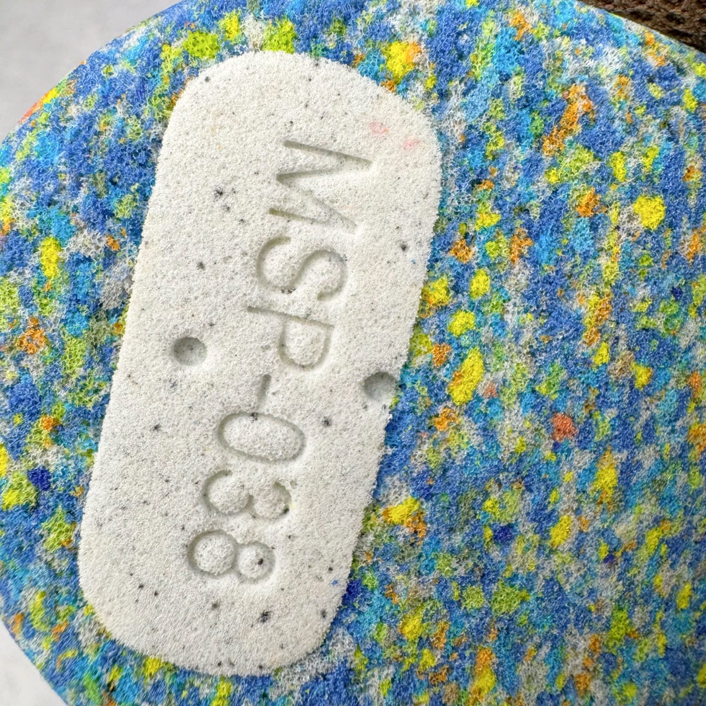 图片[10]-＃CS纯原 PUMA Speedca OG 彪马极速赛车系列低帮德训风拼接复古百搭休闲运动赛车鞋 鞋款从80、90年代赛车手所穿的防火赛车鞋为原型，鞋身线条模仿了赛车的流线廓形，体现了空气动力学原理的结构。简约流畅的外观，恰好又和贯穿其中的Formstrip Logo融合恰到好处，视觉上细节丰富且协调。本次Speedcat OG鞋款归来，最大看点自然式保留了窄版鞋型以及薄底构造。这两年各品牌鞋底越做越厚，Speedcat反其道而行之，上脚几乎无鞋底的效果带来耳目一新的视觉体验。鞋面依旧是以质感细腻的麂皮材质打造，并且大面积近乎全包裹的使用，复古味道也愈发浓烈。配色上更是将最原始的黑色和红色带回，向F1赛车队的标志性队服致敬。相信让各位一眼种草的更多是出挑的大红色，上脚即可瞬间点亮整体造型，在以球鞋为核心的OOTD中脱颖而出。而另一款黑色则是低调的万金油，彰显新潮个性的同时又不喧宾夺主，也是热爱简约系穿搭朋友的首选。 尺码：36 37 37.5 38 38.5 39 40 40.5 41 42 42.5 43 44 44.5 45 46-选品中心