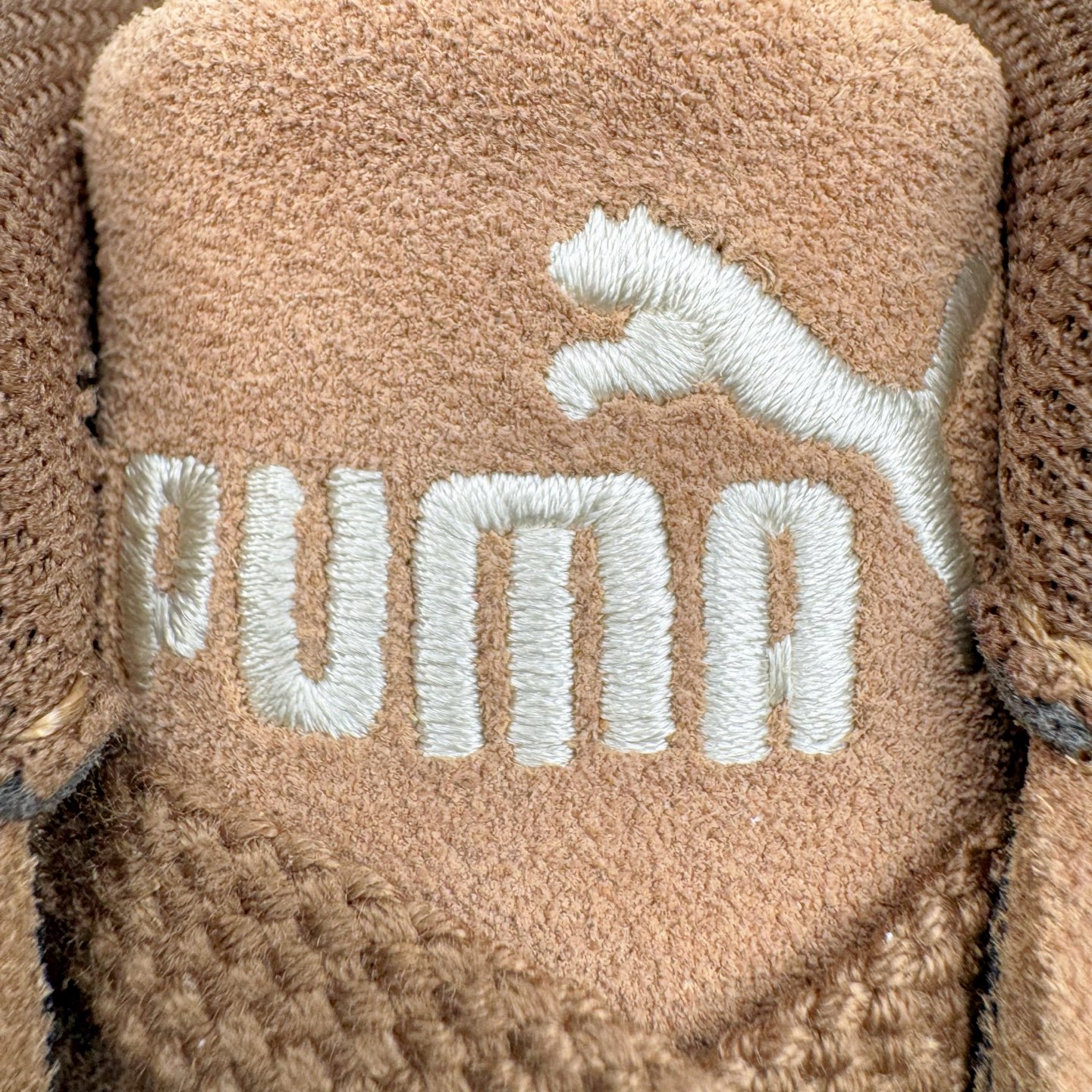 图片[19]-＃CS纯原 PUMA Speedca OG 彪马极速赛车系列低帮德训风拼接复古百搭休闲运动赛车鞋 鞋款从80、90年代赛车手所穿的防火赛车鞋为原型，鞋身线条模仿了赛车的流线廓形，体现了空气动力学原理的结构。简约流畅的外观，恰好又和贯穿其中的Formstrip Logo融合恰到好处，视觉上细节丰富且协调。本次Speedcat OG鞋款归来，最大看点自然式保留了窄版鞋型以及薄底构造。这两年各品牌鞋底越做越厚，Speedcat反其道而行之，上脚几乎无鞋底的效果带来耳目一新的视觉体验。鞋面依旧是以质感细腻的麂皮材质打造，并且大面积近乎全包裹的使用，复古味道也愈发浓烈。配色上更是将最原始的黑色和红色带回，向F1赛车队的标志性队服致敬。相信让各位一眼种草的更多是出挑的大红色，上脚即可瞬间点亮整体造型，在以球鞋为核心的OOTD中脱颖而出。而另一款黑色则是低调的万金油，彰显新潮个性的同时又不喧宾夺主，也是热爱简约系穿搭朋友的首选。 尺码：36 37 37.5 38 38.5 39 40 40.5 41 42 42.5 43 44 44.5 45 46-选品中心