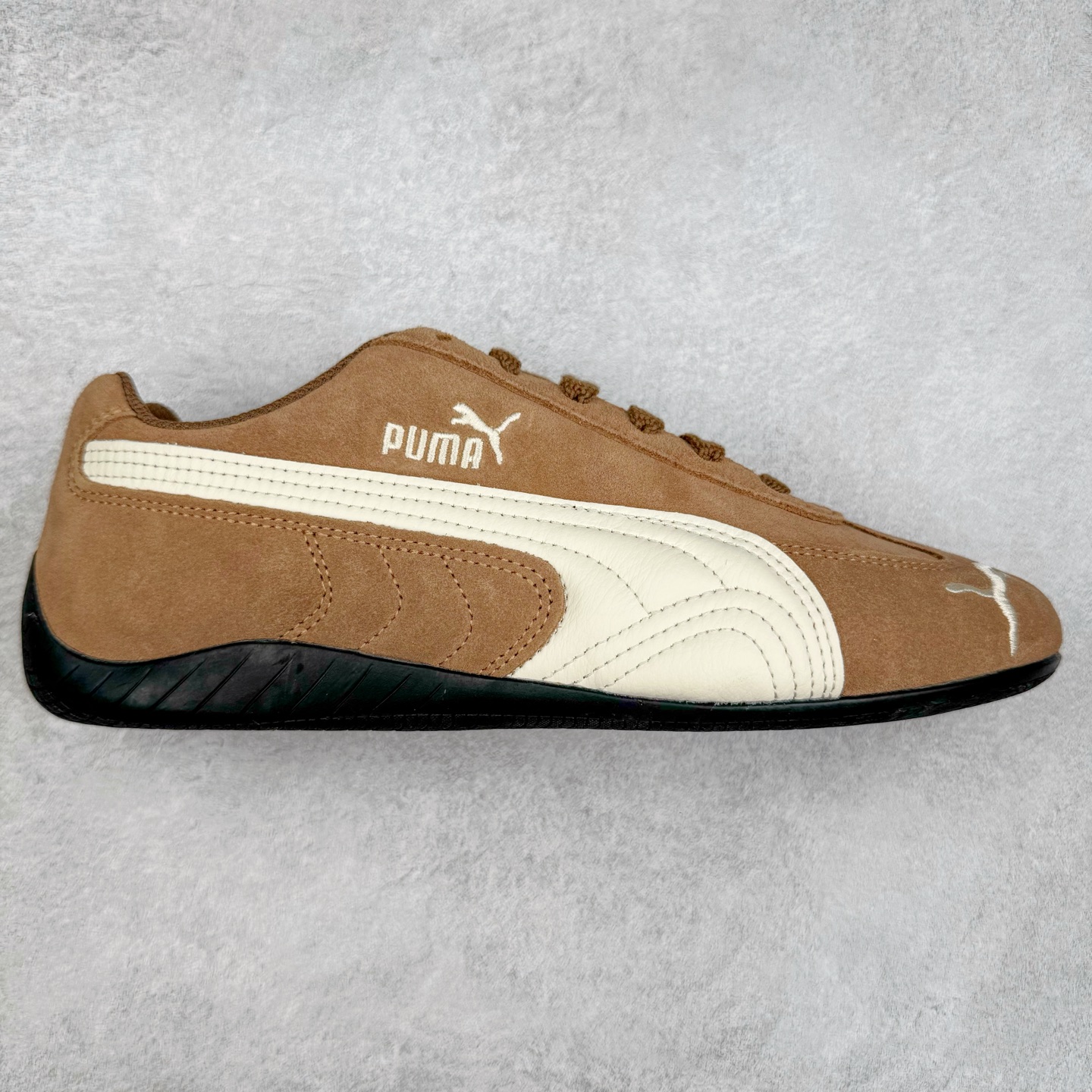 ＃CS纯原 PUMA Speedca OG 彪马极速赛车系列低帮德训风拼接复古百搭休闲运动赛车鞋 鞋款从80、90年代赛车手所穿的防火赛车鞋为原型，鞋身线条模仿了赛车的流线廓形，体现了空气动力学原理的结构。简约流畅的外观，恰好又和贯穿其中的Formstrip Logo融合恰到好处，视觉上细节丰富且协调。本次Speedcat OG鞋款归来，最大看点自然式保留了窄版鞋型以及薄底构造。这两年各品牌鞋底越做越厚，Speedcat反其道而行之，上脚几乎无鞋底的效果带来耳目一新的视觉体验。鞋面依旧是以质感细腻的麂皮材质打造，并且大面积近乎全包裹的使用，复古味道也愈发浓烈。配色上更是将最原始的黑色和红色带回，向F1赛车队的标志性队服致敬。相信让各位一眼种草的更多是出挑的大红色，上脚即可瞬间点亮整体造型，在以球鞋为核心的OOTD中脱颖而出。而另一款黑色则是低调的万金油，彰显新潮个性的同时又不喧宾夺主，也是热爱简约系穿搭朋友的首选。 尺码：36 37 37.5 38 38.5 39 40 40.5 41 42 42.5 43 44 44.5 45 46-选品中心