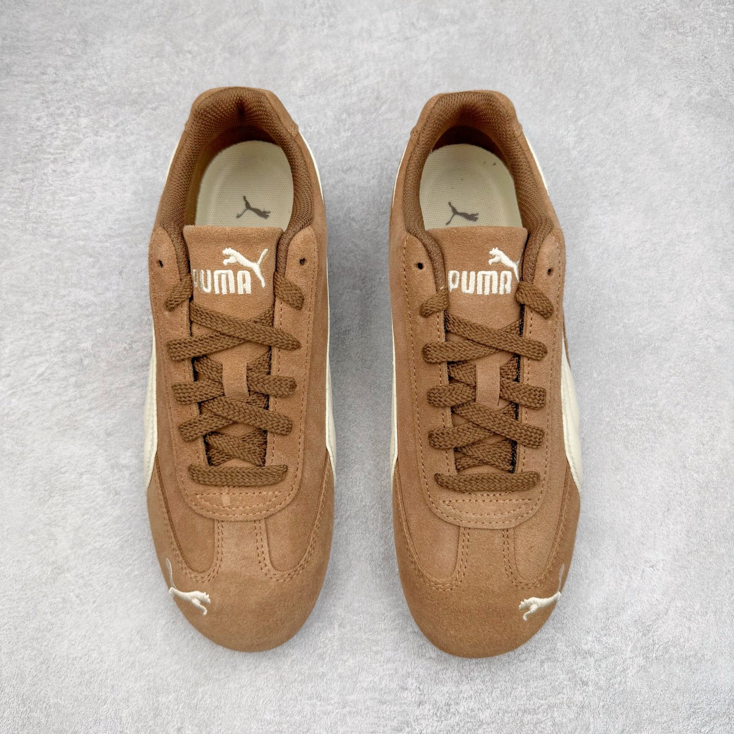 图片[2]-＃CS纯原 PUMA Speedca OG 彪马极速赛车系列低帮德训风拼接复古百搭休闲运动赛车鞋 鞋款从80、90年代赛车手所穿的防火赛车鞋为原型，鞋身线条模仿了赛车的流线廓形，体现了空气动力学原理的结构。简约流畅的外观，恰好又和贯穿其中的Formstrip Logo融合恰到好处，视觉上细节丰富且协调。本次Speedcat OG鞋款归来，最大看点自然式保留了窄版鞋型以及薄底构造。这两年各品牌鞋底越做越厚，Speedcat反其道而行之，上脚几乎无鞋底的效果带来耳目一新的视觉体验。鞋面依旧是以质感细腻的麂皮材质打造，并且大面积近乎全包裹的使用，复古味道也愈发浓烈。配色上更是将最原始的黑色和红色带回，向F1赛车队的标志性队服致敬。相信让各位一眼种草的更多是出挑的大红色，上脚即可瞬间点亮整体造型，在以球鞋为核心的OOTD中脱颖而出。而另一款黑色则是低调的万金油，彰显新潮个性的同时又不喧宾夺主，也是热爱简约系穿搭朋友的首选。 尺码：36 37 37.5 38 38.5 39 40 40.5 41 42 42.5 43 44 44.5 45 46-选品中心