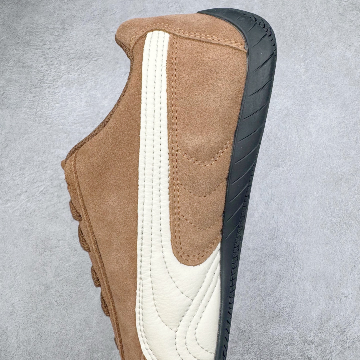 图片[7]-＃CS纯原 PUMA Speedca OG 彪马极速赛车系列低帮德训风拼接复古百搭休闲运动赛车鞋 鞋款从80、90年代赛车手所穿的防火赛车鞋为原型，鞋身线条模仿了赛车的流线廓形，体现了空气动力学原理的结构。简约流畅的外观，恰好又和贯穿其中的Formstrip Logo融合恰到好处，视觉上细节丰富且协调。本次Speedcat OG鞋款归来，最大看点自然式保留了窄版鞋型以及薄底构造。这两年各品牌鞋底越做越厚，Speedcat反其道而行之，上脚几乎无鞋底的效果带来耳目一新的视觉体验。鞋面依旧是以质感细腻的麂皮材质打造，并且大面积近乎全包裹的使用，复古味道也愈发浓烈。配色上更是将最原始的黑色和红色带回，向F1赛车队的标志性队服致敬。相信让各位一眼种草的更多是出挑的大红色，上脚即可瞬间点亮整体造型，在以球鞋为核心的OOTD中脱颖而出。而另一款黑色则是低调的万金油，彰显新潮个性的同时又不喧宾夺主，也是热爱简约系穿搭朋友的首选。 尺码：36 37 37.5 38 38.5 39 40 40.5 41 42 42.5 43 44 44.5 45 46-选品中心