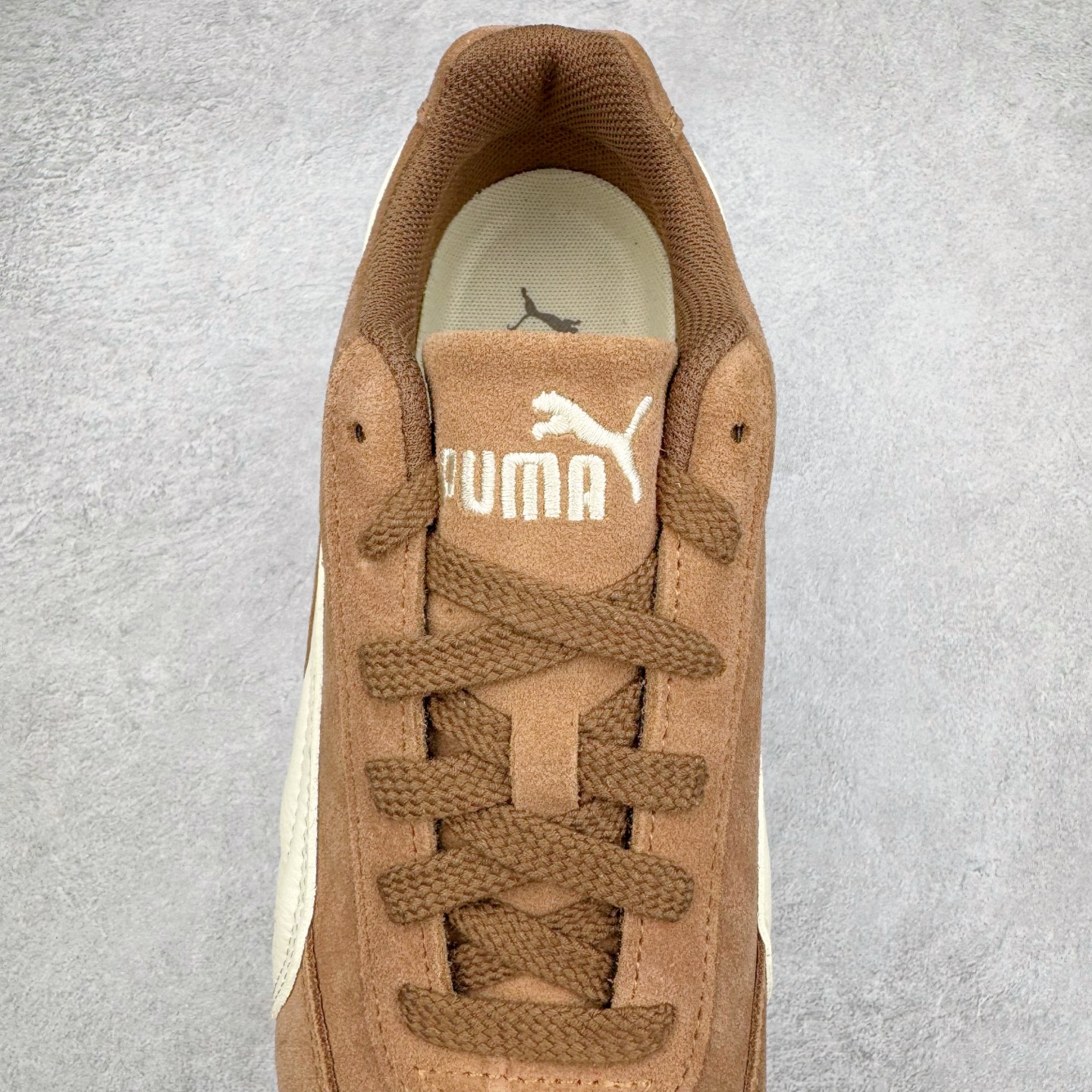 图片[5]-＃CS纯原 PUMA Speedca OG 彪马极速赛车系列低帮德训风拼接复古百搭休闲运动赛车鞋 鞋款从80、90年代赛车手所穿的防火赛车鞋为原型，鞋身线条模仿了赛车的流线廓形，体现了空气动力学原理的结构。简约流畅的外观，恰好又和贯穿其中的Formstrip Logo融合恰到好处，视觉上细节丰富且协调。本次Speedcat OG鞋款归来，最大看点自然式保留了窄版鞋型以及薄底构造。这两年各品牌鞋底越做越厚，Speedcat反其道而行之，上脚几乎无鞋底的效果带来耳目一新的视觉体验。鞋面依旧是以质感细腻的麂皮材质打造，并且大面积近乎全包裹的使用，复古味道也愈发浓烈。配色上更是将最原始的黑色和红色带回，向F1赛车队的标志性队服致敬。相信让各位一眼种草的更多是出挑的大红色，上脚即可瞬间点亮整体造型，在以球鞋为核心的OOTD中脱颖而出。而另一款黑色则是低调的万金油，彰显新潮个性的同时又不喧宾夺主，也是热爱简约系穿搭朋友的首选。 尺码：36 37 37.5 38 38.5 39 40 40.5 41 42 42.5 43 44 44.5 45 46-选品中心