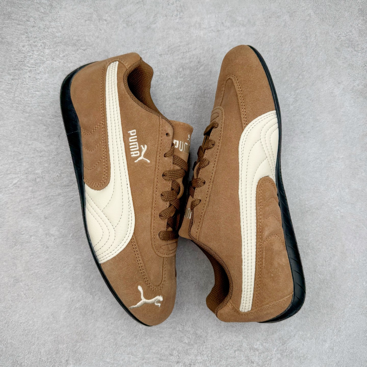 图片[3]-＃CS纯原 PUMA Speedca OG 彪马极速赛车系列低帮德训风拼接复古百搭休闲运动赛车鞋 鞋款从80、90年代赛车手所穿的防火赛车鞋为原型，鞋身线条模仿了赛车的流线廓形，体现了空气动力学原理的结构。简约流畅的外观，恰好又和贯穿其中的Formstrip Logo融合恰到好处，视觉上细节丰富且协调。本次Speedcat OG鞋款归来，最大看点自然式保留了窄版鞋型以及薄底构造。这两年各品牌鞋底越做越厚，Speedcat反其道而行之，上脚几乎无鞋底的效果带来耳目一新的视觉体验。鞋面依旧是以质感细腻的麂皮材质打造，并且大面积近乎全包裹的使用，复古味道也愈发浓烈。配色上更是将最原始的黑色和红色带回，向F1赛车队的标志性队服致敬。相信让各位一眼种草的更多是出挑的大红色，上脚即可瞬间点亮整体造型，在以球鞋为核心的OOTD中脱颖而出。而另一款黑色则是低调的万金油，彰显新潮个性的同时又不喧宾夺主，也是热爱简约系穿搭朋友的首选。 尺码：36 37 37.5 38 38.5 39 40 40.5 41 42 42.5 43 44 44.5 45 46-选品中心