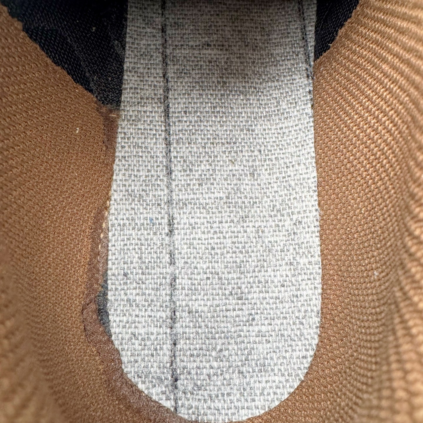 图片[11]-＃CS纯原 PUMA Speedca OG 彪马极速赛车系列低帮德训风拼接复古百搭休闲运动赛车鞋 鞋款从80、90年代赛车手所穿的防火赛车鞋为原型，鞋身线条模仿了赛车的流线廓形，体现了空气动力学原理的结构。简约流畅的外观，恰好又和贯穿其中的Formstrip Logo融合恰到好处，视觉上细节丰富且协调。本次Speedcat OG鞋款归来，最大看点自然式保留了窄版鞋型以及薄底构造。这两年各品牌鞋底越做越厚，Speedcat反其道而行之，上脚几乎无鞋底的效果带来耳目一新的视觉体验。鞋面依旧是以质感细腻的麂皮材质打造，并且大面积近乎全包裹的使用，复古味道也愈发浓烈。配色上更是将最原始的黑色和红色带回，向F1赛车队的标志性队服致敬。相信让各位一眼种草的更多是出挑的大红色，上脚即可瞬间点亮整体造型，在以球鞋为核心的OOTD中脱颖而出。而另一款黑色则是低调的万金油，彰显新潮个性的同时又不喧宾夺主，也是热爱简约系穿搭朋友的首选。 尺码：36 37 37.5 38 38.5 39 40 40.5 41 42 42.5 43 44 44.5 45 46-选品中心