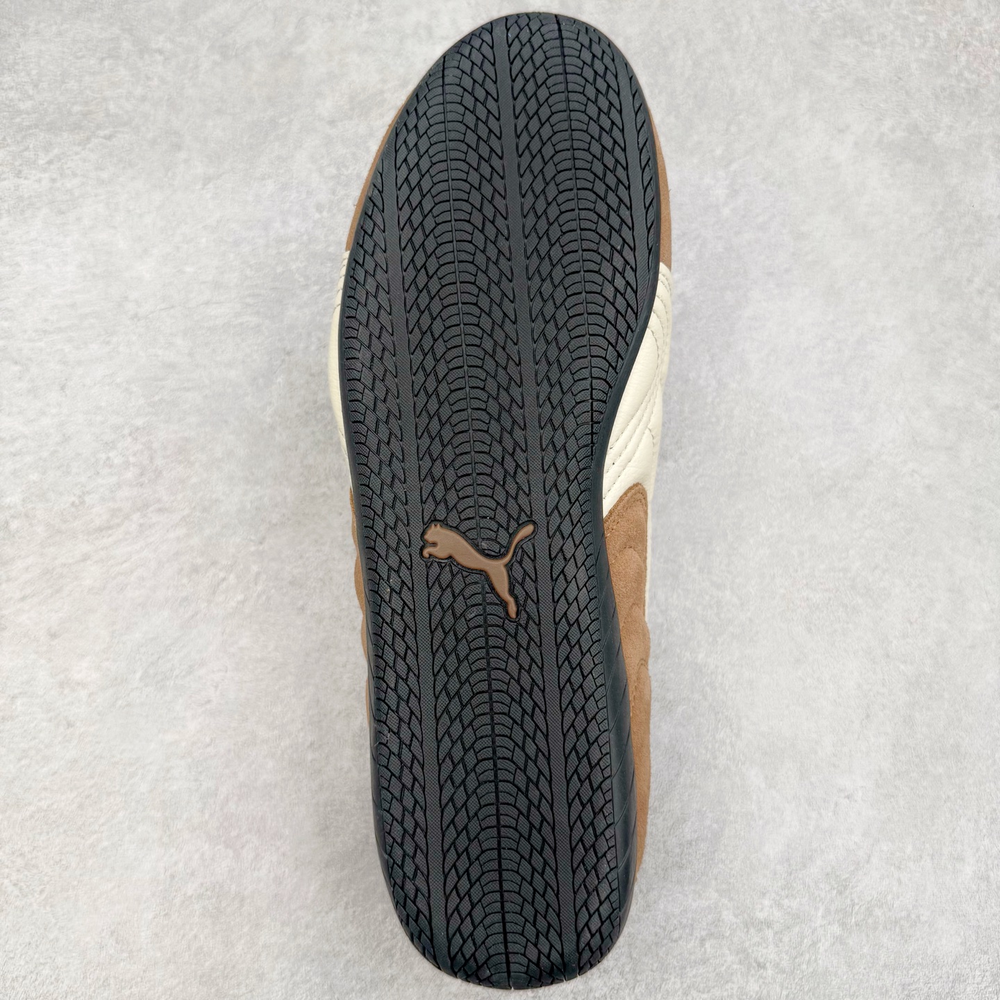 图片[9]-＃CS纯原 PUMA Speedca OG 彪马极速赛车系列低帮德训风拼接复古百搭休闲运动赛车鞋 鞋款从80、90年代赛车手所穿的防火赛车鞋为原型，鞋身线条模仿了赛车的流线廓形，体现了空气动力学原理的结构。简约流畅的外观，恰好又和贯穿其中的Formstrip Logo融合恰到好处，视觉上细节丰富且协调。本次Speedcat OG鞋款归来，最大看点自然式保留了窄版鞋型以及薄底构造。这两年各品牌鞋底越做越厚，Speedcat反其道而行之，上脚几乎无鞋底的效果带来耳目一新的视觉体验。鞋面依旧是以质感细腻的麂皮材质打造，并且大面积近乎全包裹的使用，复古味道也愈发浓烈。配色上更是将最原始的黑色和红色带回，向F1赛车队的标志性队服致敬。相信让各位一眼种草的更多是出挑的大红色，上脚即可瞬间点亮整体造型，在以球鞋为核心的OOTD中脱颖而出。而另一款黑色则是低调的万金油，彰显新潮个性的同时又不喧宾夺主，也是热爱简约系穿搭朋友的首选。 尺码：36 37 37.5 38 38.5 39 40 40.5 41 42 42.5 43 44 44.5 45 46-选品中心