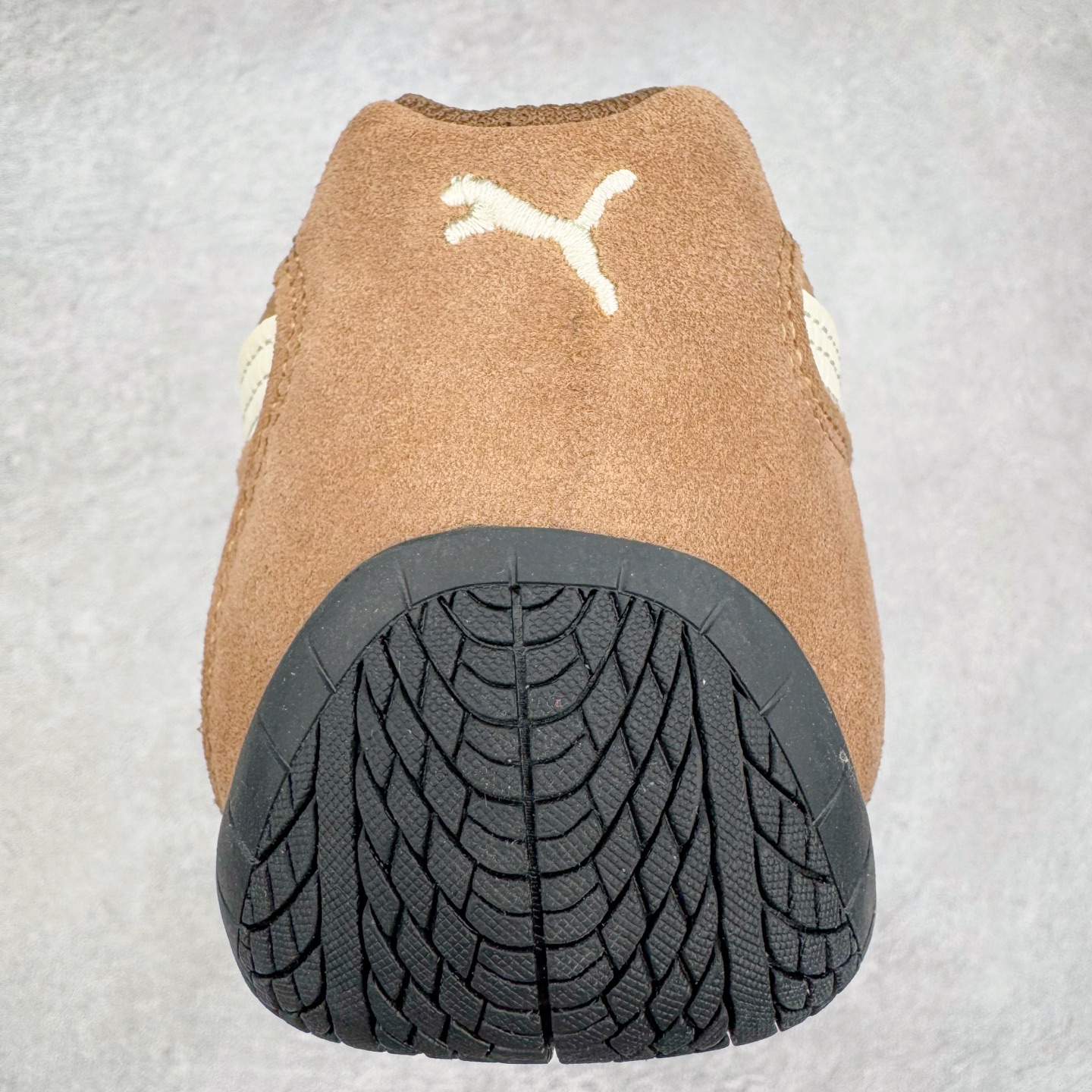 图片[8]-＃CS纯原 PUMA Speedca OG 彪马极速赛车系列低帮德训风拼接复古百搭休闲运动赛车鞋 鞋款从80、90年代赛车手所穿的防火赛车鞋为原型，鞋身线条模仿了赛车的流线廓形，体现了空气动力学原理的结构。简约流畅的外观，恰好又和贯穿其中的Formstrip Logo融合恰到好处，视觉上细节丰富且协调。本次Speedcat OG鞋款归来，最大看点自然式保留了窄版鞋型以及薄底构造。这两年各品牌鞋底越做越厚，Speedcat反其道而行之，上脚几乎无鞋底的效果带来耳目一新的视觉体验。鞋面依旧是以质感细腻的麂皮材质打造，并且大面积近乎全包裹的使用，复古味道也愈发浓烈。配色上更是将最原始的黑色和红色带回，向F1赛车队的标志性队服致敬。相信让各位一眼种草的更多是出挑的大红色，上脚即可瞬间点亮整体造型，在以球鞋为核心的OOTD中脱颖而出。而另一款黑色则是低调的万金油，彰显新潮个性的同时又不喧宾夺主，也是热爱简约系穿搭朋友的首选。 尺码：36 37 37.5 38 38.5 39 40 40.5 41 42 42.5 43 44 44.5 45 46-选品中心