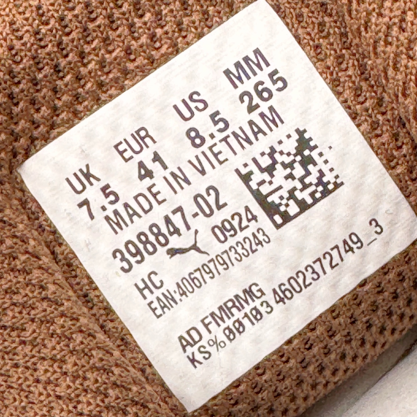 图片[12]-＃CS纯原 PUMA Speedca OG 彪马极速赛车系列低帮德训风拼接复古百搭休闲运动赛车鞋 鞋款从80、90年代赛车手所穿的防火赛车鞋为原型，鞋身线条模仿了赛车的流线廓形，体现了空气动力学原理的结构。简约流畅的外观，恰好又和贯穿其中的Formstrip Logo融合恰到好处，视觉上细节丰富且协调。本次Speedcat OG鞋款归来，最大看点自然式保留了窄版鞋型以及薄底构造。这两年各品牌鞋底越做越厚，Speedcat反其道而行之，上脚几乎无鞋底的效果带来耳目一新的视觉体验。鞋面依旧是以质感细腻的麂皮材质打造，并且大面积近乎全包裹的使用，复古味道也愈发浓烈。配色上更是将最原始的黑色和红色带回，向F1赛车队的标志性队服致敬。相信让各位一眼种草的更多是出挑的大红色，上脚即可瞬间点亮整体造型，在以球鞋为核心的OOTD中脱颖而出。而另一款黑色则是低调的万金油，彰显新潮个性的同时又不喧宾夺主，也是热爱简约系穿搭朋友的首选。 尺码：36 37 37.5 38 38.5 39 40 40.5 41 42 42.5 43 44 44.5 45 46-选品中心