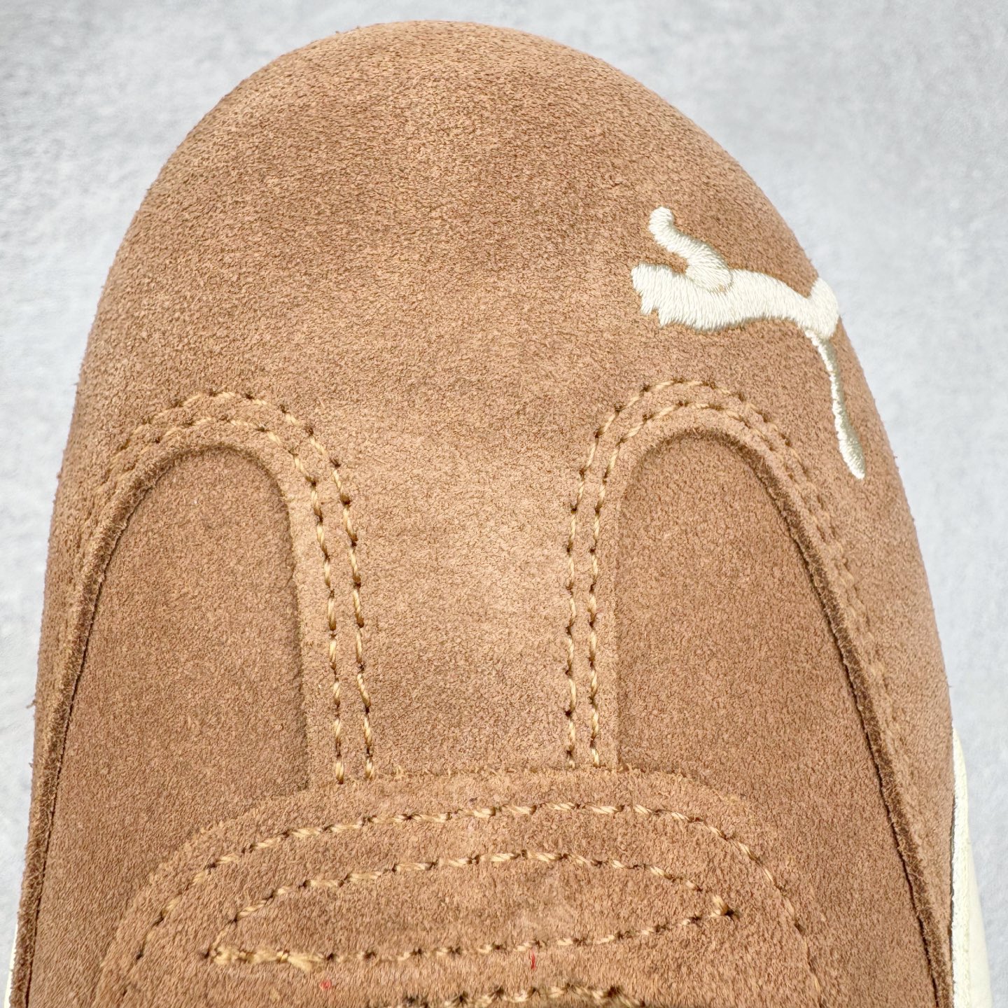 图片[14]-＃CS纯原 PUMA Speedca OG 彪马极速赛车系列低帮德训风拼接复古百搭休闲运动赛车鞋 鞋款从80、90年代赛车手所穿的防火赛车鞋为原型，鞋身线条模仿了赛车的流线廓形，体现了空气动力学原理的结构。简约流畅的外观，恰好又和贯穿其中的Formstrip Logo融合恰到好处，视觉上细节丰富且协调。本次Speedcat OG鞋款归来，最大看点自然式保留了窄版鞋型以及薄底构造。这两年各品牌鞋底越做越厚，Speedcat反其道而行之，上脚几乎无鞋底的效果带来耳目一新的视觉体验。鞋面依旧是以质感细腻的麂皮材质打造，并且大面积近乎全包裹的使用，复古味道也愈发浓烈。配色上更是将最原始的黑色和红色带回，向F1赛车队的标志性队服致敬。相信让各位一眼种草的更多是出挑的大红色，上脚即可瞬间点亮整体造型，在以球鞋为核心的OOTD中脱颖而出。而另一款黑色则是低调的万金油，彰显新潮个性的同时又不喧宾夺主，也是热爱简约系穿搭朋友的首选。 尺码：36 37 37.5 38 38.5 39 40 40.5 41 42 42.5 43 44 44.5 45 46-选品中心