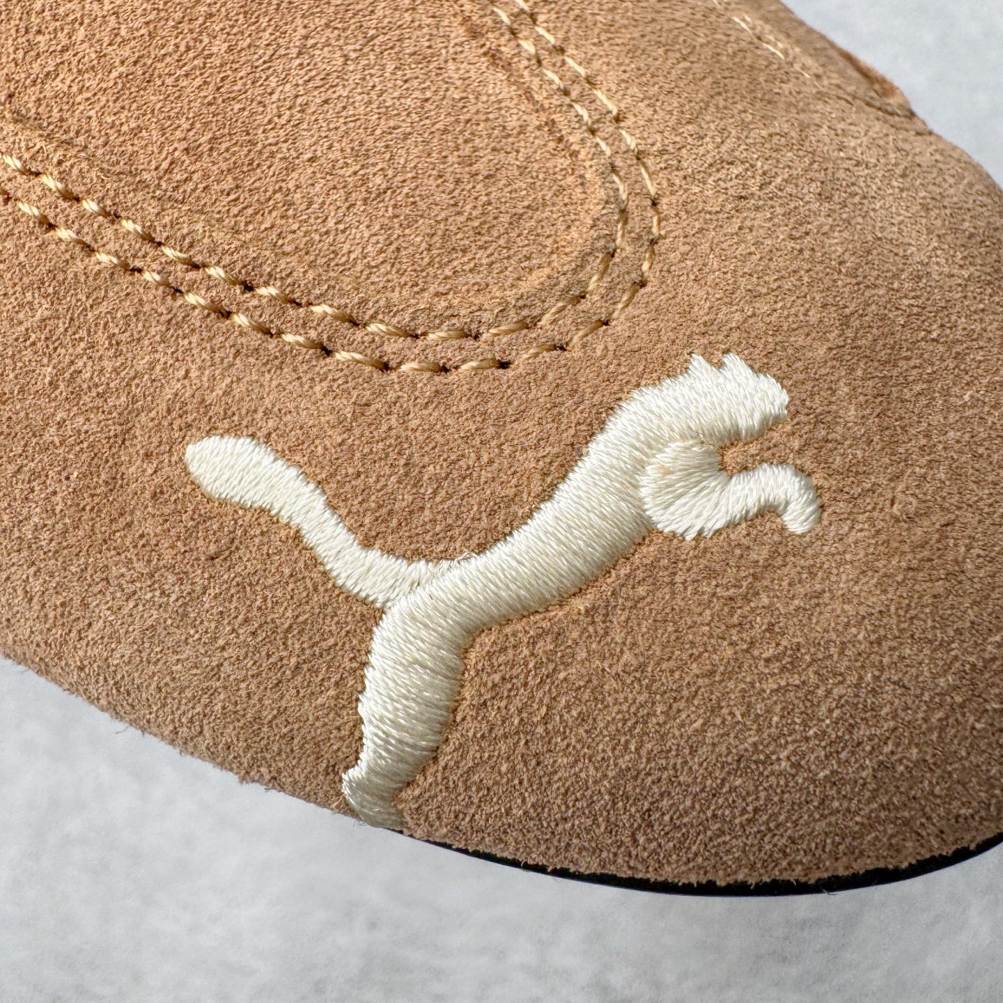 图片[13]-＃CS纯原 PUMA Speedca OG 彪马极速赛车系列低帮德训风拼接复古百搭休闲运动赛车鞋 鞋款从80、90年代赛车手所穿的防火赛车鞋为原型，鞋身线条模仿了赛车的流线廓形，体现了空气动力学原理的结构。简约流畅的外观，恰好又和贯穿其中的Formstrip Logo融合恰到好处，视觉上细节丰富且协调。本次Speedcat OG鞋款归来，最大看点自然式保留了窄版鞋型以及薄底构造。这两年各品牌鞋底越做越厚，Speedcat反其道而行之，上脚几乎无鞋底的效果带来耳目一新的视觉体验。鞋面依旧是以质感细腻的麂皮材质打造，并且大面积近乎全包裹的使用，复古味道也愈发浓烈。配色上更是将最原始的黑色和红色带回，向F1赛车队的标志性队服致敬。相信让各位一眼种草的更多是出挑的大红色，上脚即可瞬间点亮整体造型，在以球鞋为核心的OOTD中脱颖而出。而另一款黑色则是低调的万金油，彰显新潮个性的同时又不喧宾夺主，也是热爱简约系穿搭朋友的首选。 尺码：36 37 37.5 38 38.5 39 40 40.5 41 42 42.5 43 44 44.5 45 46-选品中心