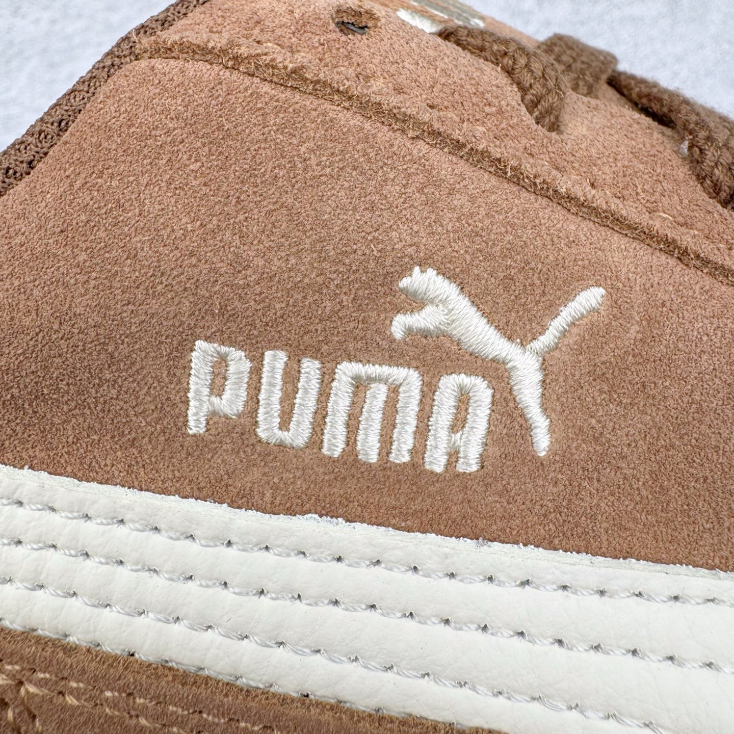 图片[16]-＃CS纯原 PUMA Speedca OG 彪马极速赛车系列低帮德训风拼接复古百搭休闲运动赛车鞋 鞋款从80、90年代赛车手所穿的防火赛车鞋为原型，鞋身线条模仿了赛车的流线廓形，体现了空气动力学原理的结构。简约流畅的外观，恰好又和贯穿其中的Formstrip Logo融合恰到好处，视觉上细节丰富且协调。本次Speedcat OG鞋款归来，最大看点自然式保留了窄版鞋型以及薄底构造。这两年各品牌鞋底越做越厚，Speedcat反其道而行之，上脚几乎无鞋底的效果带来耳目一新的视觉体验。鞋面依旧是以质感细腻的麂皮材质打造，并且大面积近乎全包裹的使用，复古味道也愈发浓烈。配色上更是将最原始的黑色和红色带回，向F1赛车队的标志性队服致敬。相信让各位一眼种草的更多是出挑的大红色，上脚即可瞬间点亮整体造型，在以球鞋为核心的OOTD中脱颖而出。而另一款黑色则是低调的万金油，彰显新潮个性的同时又不喧宾夺主，也是热爱简约系穿搭朋友的首选。 尺码：36 37 37.5 38 38.5 39 40 40.5 41 42 42.5 43 44 44.5 45 46-选品中心