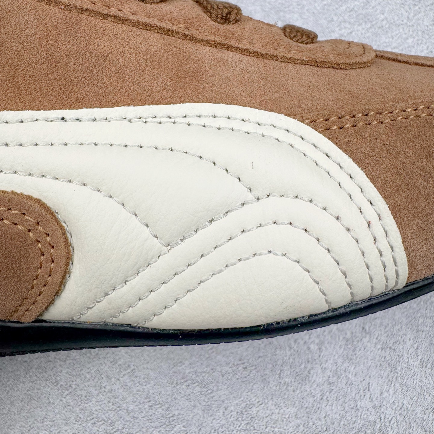 图片[17]-＃CS纯原 PUMA Speedca OG 彪马极速赛车系列低帮德训风拼接复古百搭休闲运动赛车鞋 鞋款从80、90年代赛车手所穿的防火赛车鞋为原型，鞋身线条模仿了赛车的流线廓形，体现了空气动力学原理的结构。简约流畅的外观，恰好又和贯穿其中的Formstrip Logo融合恰到好处，视觉上细节丰富且协调。本次Speedcat OG鞋款归来，最大看点自然式保留了窄版鞋型以及薄底构造。这两年各品牌鞋底越做越厚，Speedcat反其道而行之，上脚几乎无鞋底的效果带来耳目一新的视觉体验。鞋面依旧是以质感细腻的麂皮材质打造，并且大面积近乎全包裹的使用，复古味道也愈发浓烈。配色上更是将最原始的黑色和红色带回，向F1赛车队的标志性队服致敬。相信让各位一眼种草的更多是出挑的大红色，上脚即可瞬间点亮整体造型，在以球鞋为核心的OOTD中脱颖而出。而另一款黑色则是低调的万金油，彰显新潮个性的同时又不喧宾夺主，也是热爱简约系穿搭朋友的首选。 尺码：36 37 37.5 38 38.5 39 40 40.5 41 42 42.5 43 44 44.5 45 46-选品中心