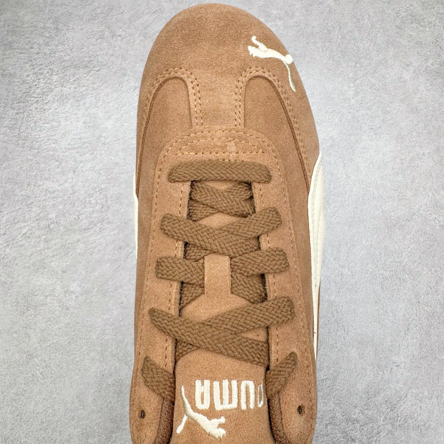 图片[4]-＃CS纯原 PUMA Speedca OG 彪马极速赛车系列低帮德训风拼接复古百搭休闲运动赛车鞋 鞋款从80、90年代赛车手所穿的防火赛车鞋为原型，鞋身线条模仿了赛车的流线廓形，体现了空气动力学原理的结构。简约流畅的外观，恰好又和贯穿其中的Formstrip Logo融合恰到好处，视觉上细节丰富且协调。本次Speedcat OG鞋款归来，最大看点自然式保留了窄版鞋型以及薄底构造。这两年各品牌鞋底越做越厚，Speedcat反其道而行之，上脚几乎无鞋底的效果带来耳目一新的视觉体验。鞋面依旧是以质感细腻的麂皮材质打造，并且大面积近乎全包裹的使用，复古味道也愈发浓烈。配色上更是将最原始的黑色和红色带回，向F1赛车队的标志性队服致敬。相信让各位一眼种草的更多是出挑的大红色，上脚即可瞬间点亮整体造型，在以球鞋为核心的OOTD中脱颖而出。而另一款黑色则是低调的万金油，彰显新潮个性的同时又不喧宾夺主，也是热爱简约系穿搭朋友的首选。 尺码：36 37 37.5 38 38.5 39 40 40.5 41 42 42.5 43 44 44.5 45 46-选品中心