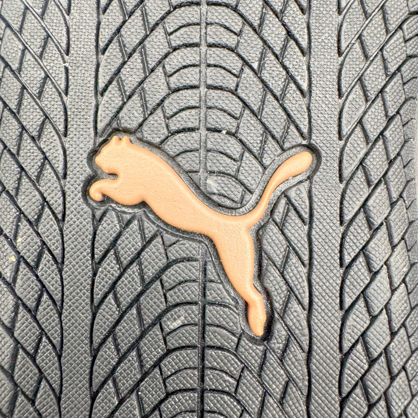 图片[18]-＃CS纯原 PUMA Speedca OG 彪马极速赛车系列低帮德训风拼接复古百搭休闲运动赛车鞋 鞋款从80、90年代赛车手所穿的防火赛车鞋为原型，鞋身线条模仿了赛车的流线廓形，体现了空气动力学原理的结构。简约流畅的外观，恰好又和贯穿其中的Formstrip Logo融合恰到好处，视觉上细节丰富且协调。本次Speedcat OG鞋款归来，最大看点自然式保留了窄版鞋型以及薄底构造。这两年各品牌鞋底越做越厚，Speedcat反其道而行之，上脚几乎无鞋底的效果带来耳目一新的视觉体验。鞋面依旧是以质感细腻的麂皮材质打造，并且大面积近乎全包裹的使用，复古味道也愈发浓烈。配色上更是将最原始的黑色和红色带回，向F1赛车队的标志性队服致敬。相信让各位一眼种草的更多是出挑的大红色，上脚即可瞬间点亮整体造型，在以球鞋为核心的OOTD中脱颖而出。而另一款黑色则是低调的万金油，彰显新潮个性的同时又不喧宾夺主，也是热爱简约系穿搭朋友的首选。 尺码：36 37 37.5 38 38.5 39 40 40.5 41 42 42.5 43 44 44.5 45 46-选品中心