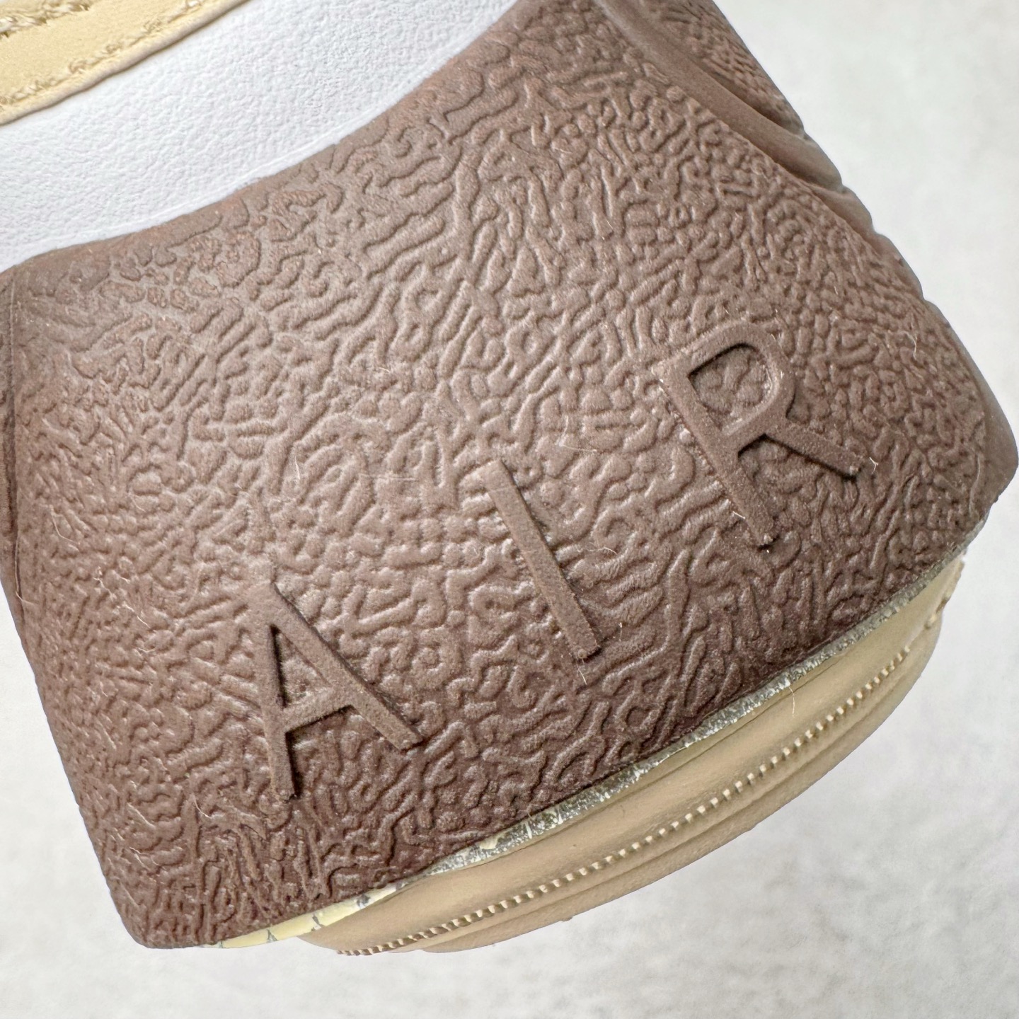 图片[15]-＃S2纯原 Travis Scott x NK Shark-A-Don \\\”Sail\\\” 舒适潮流防滑耐磨低帮生活休闲鞋 TS联名白棕 HQ3073-100 Travis Scott 携手NK再度发布令人期待的 “ Shark-A-Don ” ，作为继话题满满的 “ Jumpman Jack ” 之后的又一潮流巅峰之作，这款鞋以全新的鞋型搭配 “ Sail ” 配色惊艳登场，不禁让人好奇它是否还能继续捕获粉丝们的狂热追捧与喜爱。鞋面采用了柔和的米白色调，融合高级皮革与细腻的绒面革材质，整体外观质感满满。设计上，它保留了绑带元素，提升了鞋子的稳固性。重点是这次取消了倒钩元素设计。为了提升透气性，鞋舌和鞋领部分采用了网眼布料。鞋后跟印有 Cactus Jack 的品牌标志和 Travis Scott 的招牌鬼脸 Logo，标签处还设计了 3M 反光细节。而 Swoosh 则巧妙地与 Travis Scott 的个人元素融合在一起。尺码：40 40.5 41 42 42.5 43 44 44.5 45 46 47.5 48.5-选品中心