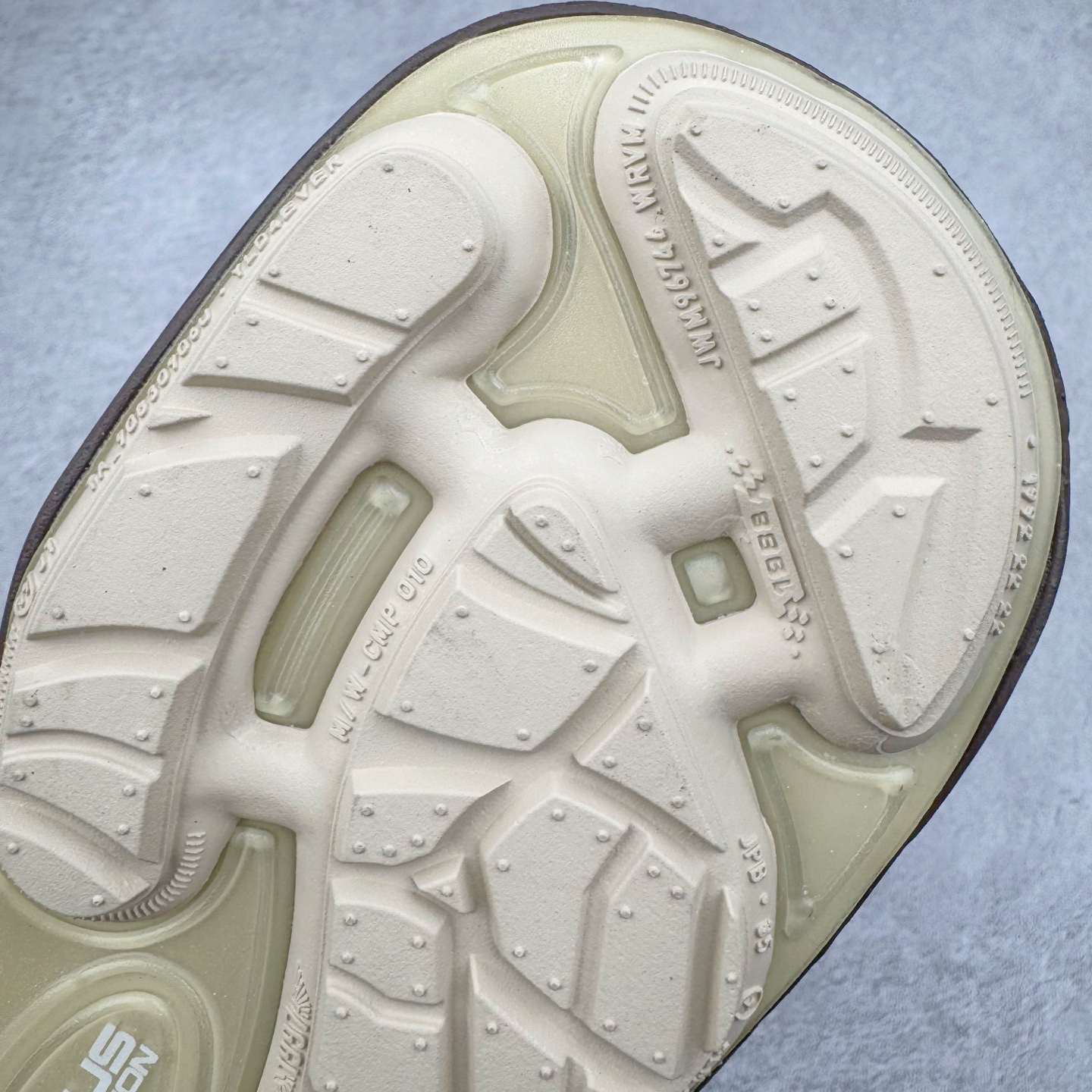 图片[20]-＃S2纯原 Travis Scott x NK Shark-A-Don \\\”Sail\\\” 舒适潮流防滑耐磨低帮生活休闲鞋 TS联名白棕 HQ3073-100 Travis Scott 携手NK再度发布令人期待的 “ Shark-A-Don ” ，作为继话题满满的 “ Jumpman Jack ” 之后的又一潮流巅峰之作，这款鞋以全新的鞋型搭配 “ Sail ” 配色惊艳登场，不禁让人好奇它是否还能继续捕获粉丝们的狂热追捧与喜爱。鞋面采用了柔和的米白色调，融合高级皮革与细腻的绒面革材质，整体外观质感满满。设计上，它保留了绑带元素，提升了鞋子的稳固性。重点是这次取消了倒钩元素设计。为了提升透气性，鞋舌和鞋领部分采用了网眼布料。鞋后跟印有 Cactus Jack 的品牌标志和 Travis Scott 的招牌鬼脸 Logo，标签处还设计了 3M 反光细节。而 Swoosh 则巧妙地与 Travis Scott 的个人元素融合在一起。尺码：40 40.5 41 42 42.5 43 44 44.5 45 46 47.5 48.5-选品中心