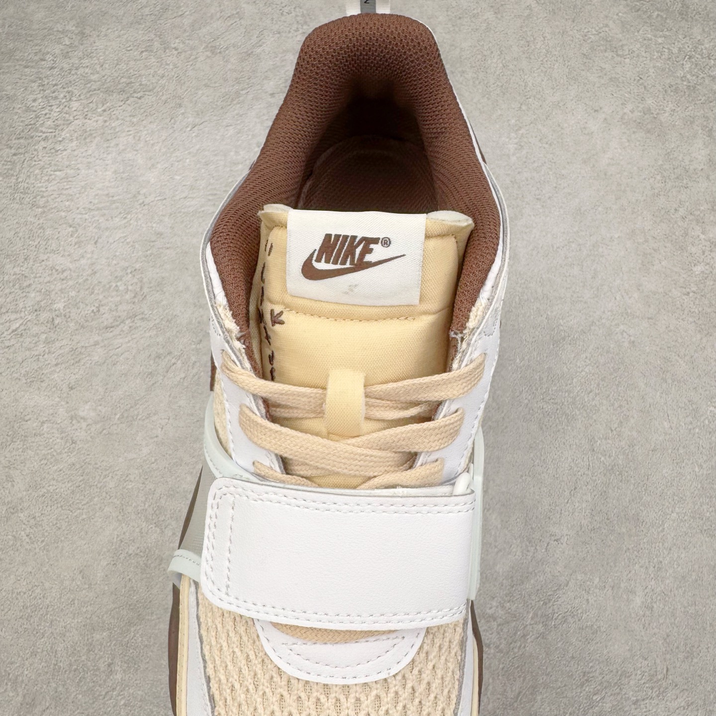 图片[5]-＃S2纯原 Travis Scott x NK Shark-A-Don \\\”Sail\\\” 舒适潮流防滑耐磨低帮生活休闲鞋 TS联名白棕 HQ3073-100 Travis Scott 携手NK再度发布令人期待的 “ Shark-A-Don ” ，作为继话题满满的 “ Jumpman Jack ” 之后的又一潮流巅峰之作，这款鞋以全新的鞋型搭配 “ Sail ” 配色惊艳登场，不禁让人好奇它是否还能继续捕获粉丝们的狂热追捧与喜爱。鞋面采用了柔和的米白色调，融合高级皮革与细腻的绒面革材质，整体外观质感满满。设计上，它保留了绑带元素，提升了鞋子的稳固性。重点是这次取消了倒钩元素设计。为了提升透气性，鞋舌和鞋领部分采用了网眼布料。鞋后跟印有 Cactus Jack 的品牌标志和 Travis Scott 的招牌鬼脸 Logo，标签处还设计了 3M 反光细节。而 Swoosh 则巧妙地与 Travis Scott 的个人元素融合在一起。尺码：40 40.5 41 42 42.5 43 44 44.5 45 46 47.5 48.5-选品中心