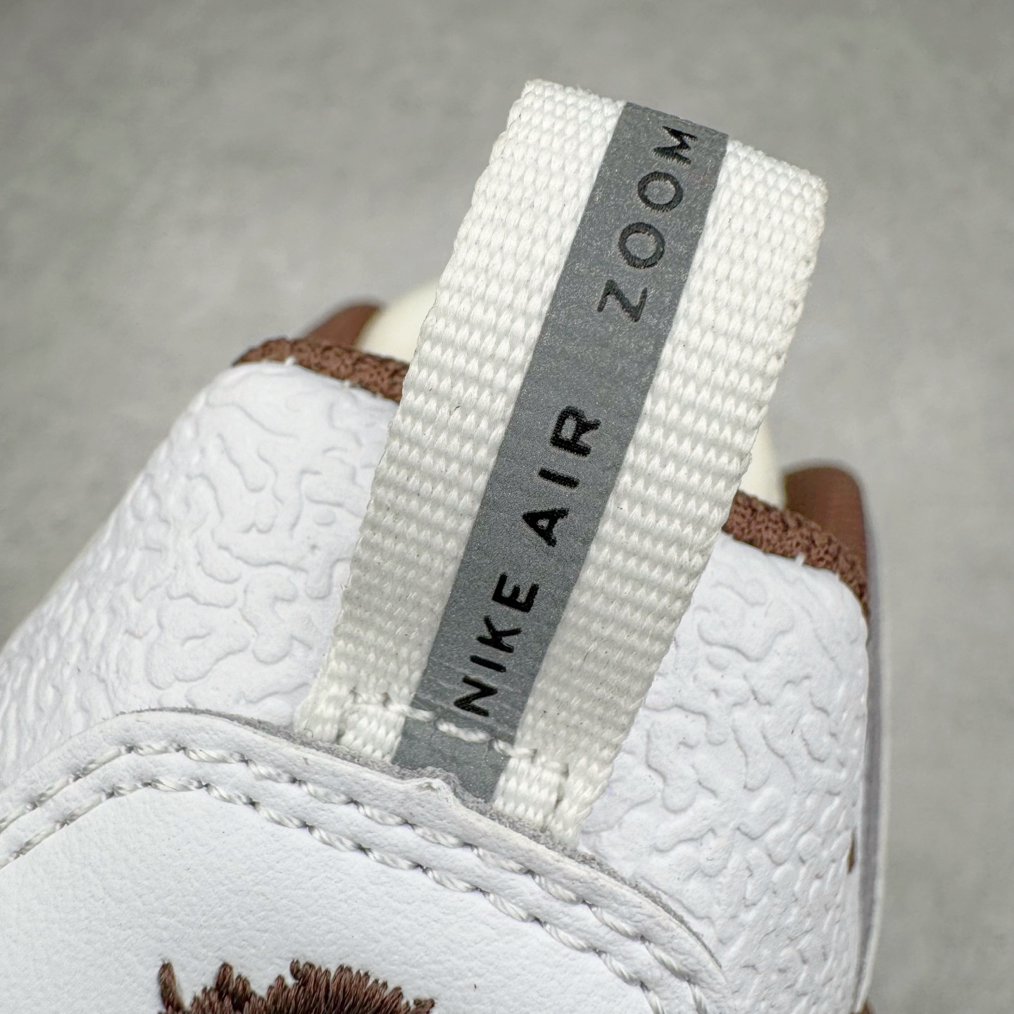 图片[16]-＃S2纯原 Travis Scott x NK Shark-A-Don \\\”Sail\\\” 舒适潮流防滑耐磨低帮生活休闲鞋 TS联名白棕 HQ3073-100 Travis Scott 携手NK再度发布令人期待的 “ Shark-A-Don ” ，作为继话题满满的 “ Jumpman Jack ” 之后的又一潮流巅峰之作，这款鞋以全新的鞋型搭配 “ Sail ” 配色惊艳登场，不禁让人好奇它是否还能继续捕获粉丝们的狂热追捧与喜爱。鞋面采用了柔和的米白色调，融合高级皮革与细腻的绒面革材质，整体外观质感满满。设计上，它保留了绑带元素，提升了鞋子的稳固性。重点是这次取消了倒钩元素设计。为了提升透气性，鞋舌和鞋领部分采用了网眼布料。鞋后跟印有 Cactus Jack 的品牌标志和 Travis Scott 的招牌鬼脸 Logo，标签处还设计了 3M 反光细节。而 Swoosh 则巧妙地与 Travis Scott 的个人元素融合在一起。尺码：40 40.5 41 42 42.5 43 44 44.5 45 46 47.5 48.5-选品中心