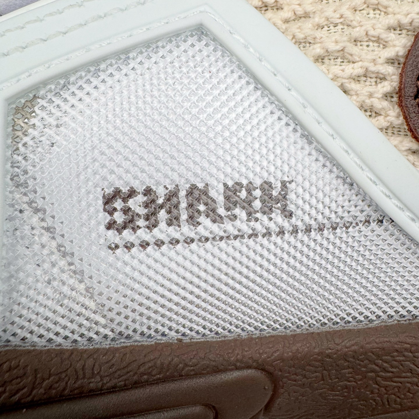 图片[19]-＃S2纯原 Travis Scott x NK Shark-A-Don \\\”Sail\\\” 舒适潮流防滑耐磨低帮生活休闲鞋 TS联名白棕 HQ3073-100 Travis Scott 携手NK再度发布令人期待的 “ Shark-A-Don ” ，作为继话题满满的 “ Jumpman Jack ” 之后的又一潮流巅峰之作，这款鞋以全新的鞋型搭配 “ Sail ” 配色惊艳登场，不禁让人好奇它是否还能继续捕获粉丝们的狂热追捧与喜爱。鞋面采用了柔和的米白色调，融合高级皮革与细腻的绒面革材质，整体外观质感满满。设计上，它保留了绑带元素，提升了鞋子的稳固性。重点是这次取消了倒钩元素设计。为了提升透气性，鞋舌和鞋领部分采用了网眼布料。鞋后跟印有 Cactus Jack 的品牌标志和 Travis Scott 的招牌鬼脸 Logo，标签处还设计了 3M 反光细节。而 Swoosh 则巧妙地与 Travis Scott 的个人元素融合在一起。尺码：40 40.5 41 42 42.5 43 44 44.5 45 46 47.5 48.5-选品中心