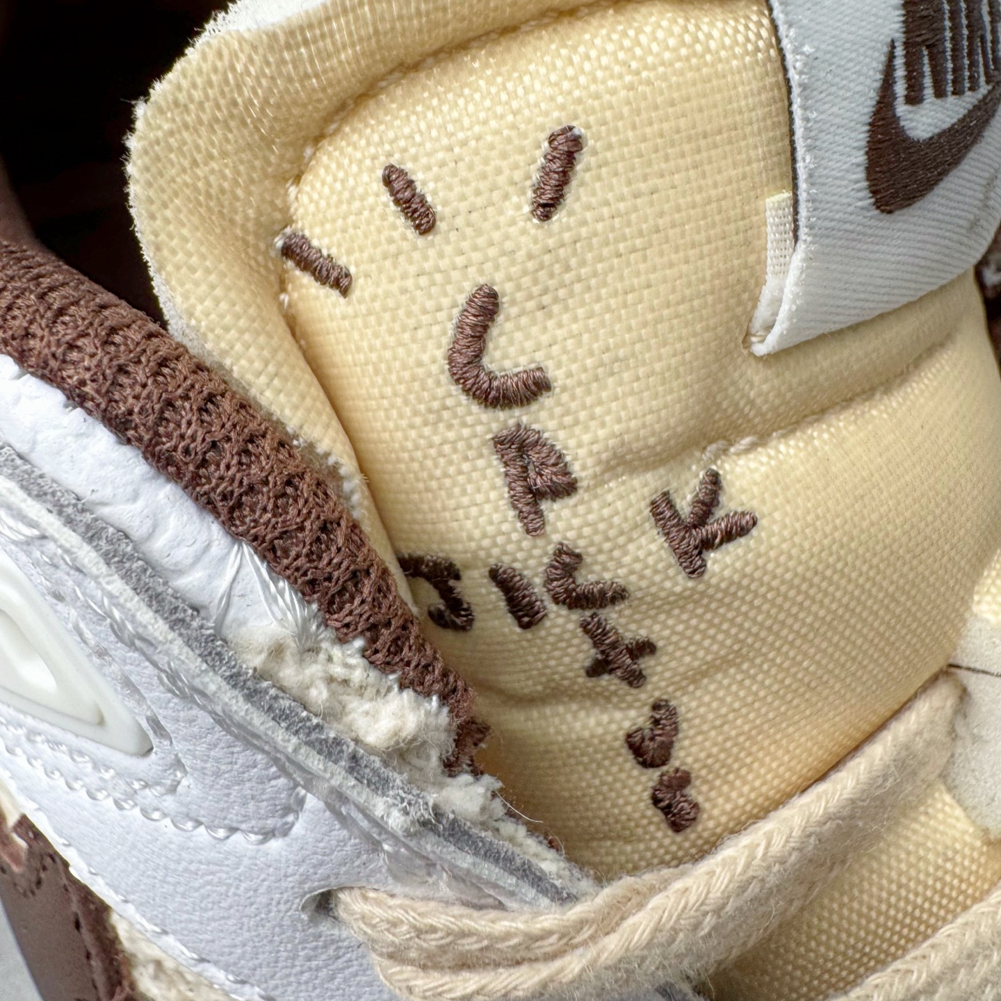 图片[12]-＃S2纯原 Travis Scott x NK Shark-A-Don \\\”Sail\\\” 舒适潮流防滑耐磨低帮生活休闲鞋 TS联名白棕 HQ3073-100 Travis Scott 携手NK再度发布令人期待的 “ Shark-A-Don ” ，作为继话题满满的 “ Jumpman Jack ” 之后的又一潮流巅峰之作，这款鞋以全新的鞋型搭配 “ Sail ” 配色惊艳登场，不禁让人好奇它是否还能继续捕获粉丝们的狂热追捧与喜爱。鞋面采用了柔和的米白色调，融合高级皮革与细腻的绒面革材质，整体外观质感满满。设计上，它保留了绑带元素，提升了鞋子的稳固性。重点是这次取消了倒钩元素设计。为了提升透气性，鞋舌和鞋领部分采用了网眼布料。鞋后跟印有 Cactus Jack 的品牌标志和 Travis Scott 的招牌鬼脸 Logo，标签处还设计了 3M 反光细节。而 Swoosh 则巧妙地与 Travis Scott 的个人元素融合在一起。尺码：40 40.5 41 42 42.5 43 44 44.5 45 46 47.5 48.5-选品中心