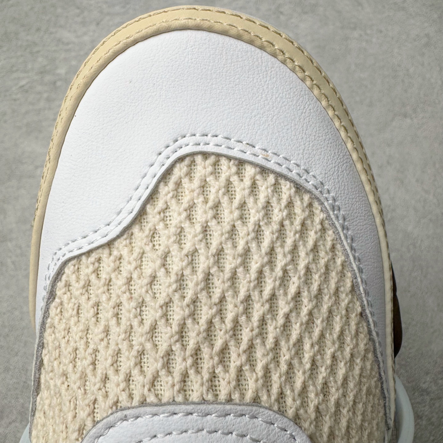 图片[14]-＃S2纯原 Travis Scott x NK Shark-A-Don \\\”Sail\\\” 舒适潮流防滑耐磨低帮生活休闲鞋 TS联名白棕 HQ3073-100 Travis Scott 携手NK再度发布令人期待的 “ Shark-A-Don ” ，作为继话题满满的 “ Jumpman Jack ” 之后的又一潮流巅峰之作，这款鞋以全新的鞋型搭配 “ Sail ” 配色惊艳登场，不禁让人好奇它是否还能继续捕获粉丝们的狂热追捧与喜爱。鞋面采用了柔和的米白色调，融合高级皮革与细腻的绒面革材质，整体外观质感满满。设计上，它保留了绑带元素，提升了鞋子的稳固性。重点是这次取消了倒钩元素设计。为了提升透气性，鞋舌和鞋领部分采用了网眼布料。鞋后跟印有 Cactus Jack 的品牌标志和 Travis Scott 的招牌鬼脸 Logo，标签处还设计了 3M 反光细节。而 Swoosh 则巧妙地与 Travis Scott 的个人元素融合在一起。尺码：40 40.5 41 42 42.5 43 44 44.5 45 46 47.5 48.5-选品中心