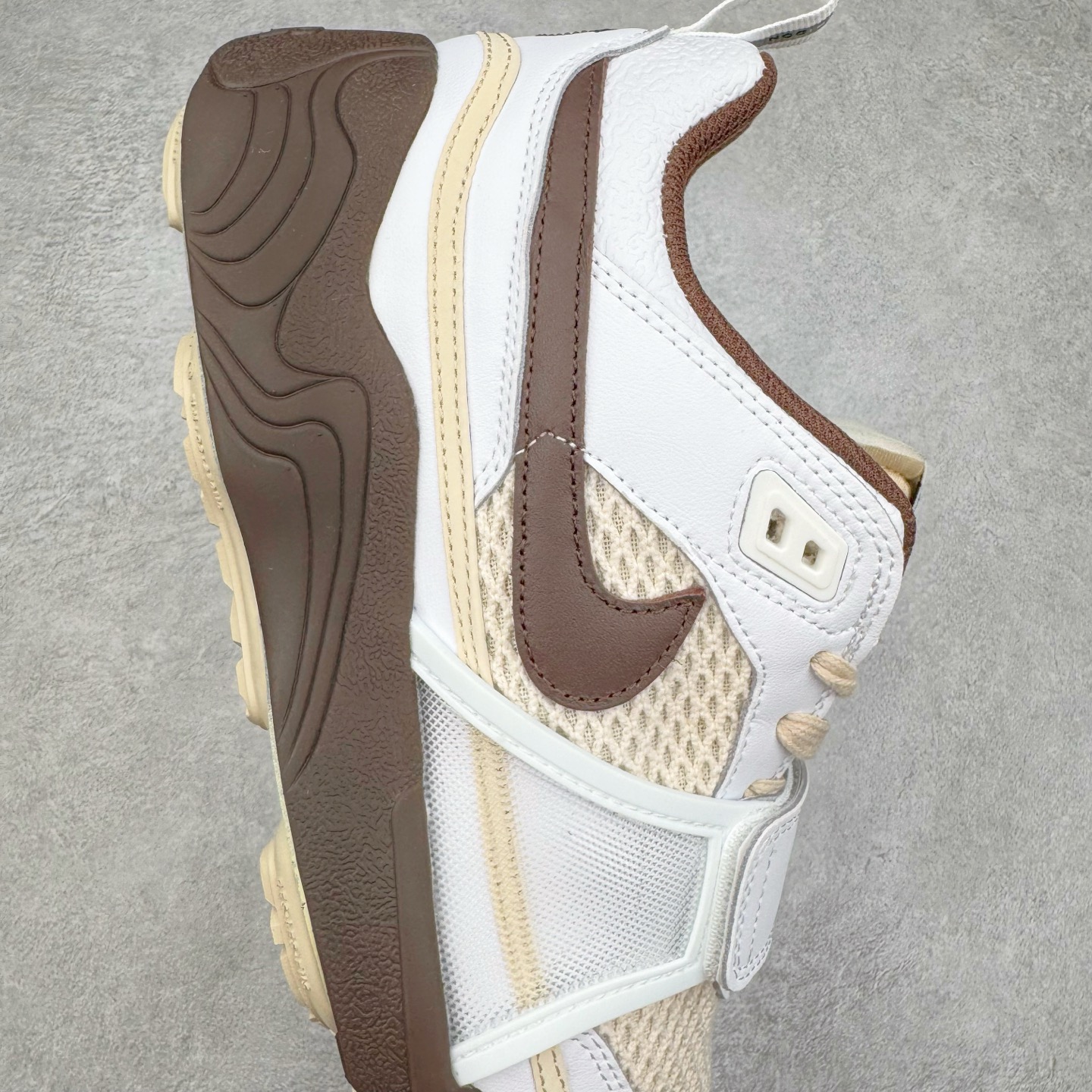 图片[6]-＃S2纯原 Travis Scott x NK Shark-A-Don \\\”Sail\\\” 舒适潮流防滑耐磨低帮生活休闲鞋 TS联名白棕 HQ3073-100 Travis Scott 携手NK再度发布令人期待的 “ Shark-A-Don ” ，作为继话题满满的 “ Jumpman Jack ” 之后的又一潮流巅峰之作，这款鞋以全新的鞋型搭配 “ Sail ” 配色惊艳登场，不禁让人好奇它是否还能继续捕获粉丝们的狂热追捧与喜爱。鞋面采用了柔和的米白色调，融合高级皮革与细腻的绒面革材质，整体外观质感满满。设计上，它保留了绑带元素，提升了鞋子的稳固性。重点是这次取消了倒钩元素设计。为了提升透气性，鞋舌和鞋领部分采用了网眼布料。鞋后跟印有 Cactus Jack 的品牌标志和 Travis Scott 的招牌鬼脸 Logo，标签处还设计了 3M 反光细节。而 Swoosh 则巧妙地与 Travis Scott 的个人元素融合在一起。尺码：40 40.5 41 42 42.5 43 44 44.5 45 46 47.5 48.5-选品中心