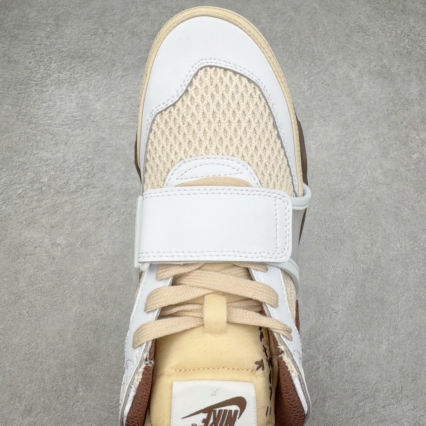 图片[4]-＃S2纯原 Travis Scott x NK Shark-A-Don \\\”Sail\\\” 舒适潮流防滑耐磨低帮生活休闲鞋 TS联名白棕 HQ3073-100 Travis Scott 携手NK再度发布令人期待的 “ Shark-A-Don ” ，作为继话题满满的 “ Jumpman Jack ” 之后的又一潮流巅峰之作，这款鞋以全新的鞋型搭配 “ Sail ” 配色惊艳登场，不禁让人好奇它是否还能继续捕获粉丝们的狂热追捧与喜爱。鞋面采用了柔和的米白色调，融合高级皮革与细腻的绒面革材质，整体外观质感满满。设计上，它保留了绑带元素，提升了鞋子的稳固性。重点是这次取消了倒钩元素设计。为了提升透气性，鞋舌和鞋领部分采用了网眼布料。鞋后跟印有 Cactus Jack 的品牌标志和 Travis Scott 的招牌鬼脸 Logo，标签处还设计了 3M 反光细节。而 Swoosh 则巧妙地与 Travis Scott 的个人元素融合在一起。尺码：40 40.5 41 42 42.5 43 44 44.5 45 46 47.5 48.5-选品中心