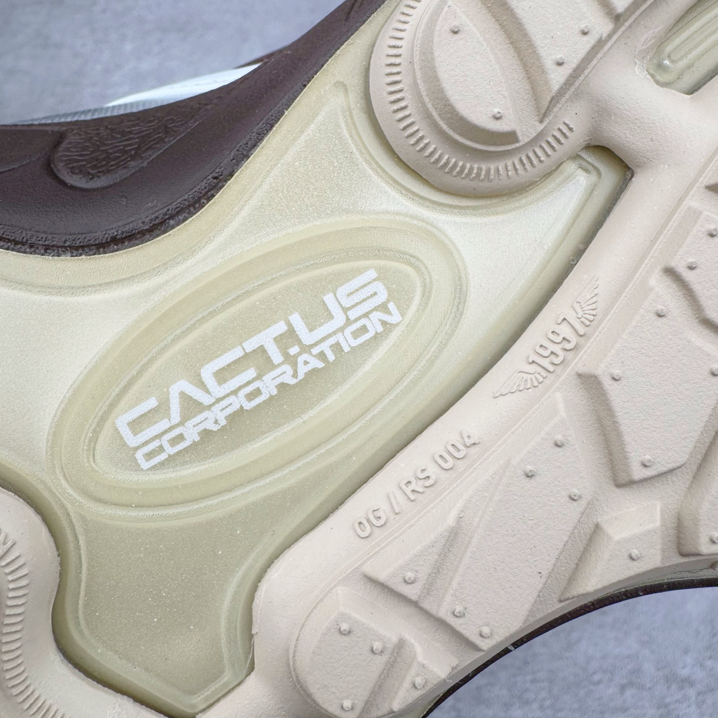 图片[21]-＃S2纯原 Travis Scott x NK Shark-A-Don \\\”Sail\\\” 舒适潮流防滑耐磨低帮生活休闲鞋 TS联名白棕 HQ3073-100 Travis Scott 携手NK再度发布令人期待的 “ Shark-A-Don ” ，作为继话题满满的 “ Jumpman Jack ” 之后的又一潮流巅峰之作，这款鞋以全新的鞋型搭配 “ Sail ” 配色惊艳登场，不禁让人好奇它是否还能继续捕获粉丝们的狂热追捧与喜爱。鞋面采用了柔和的米白色调，融合高级皮革与细腻的绒面革材质，整体外观质感满满。设计上，它保留了绑带元素，提升了鞋子的稳固性。重点是这次取消了倒钩元素设计。为了提升透气性，鞋舌和鞋领部分采用了网眼布料。鞋后跟印有 Cactus Jack 的品牌标志和 Travis Scott 的招牌鬼脸 Logo，标签处还设计了 3M 反光细节。而 Swoosh 则巧妙地与 Travis Scott 的个人元素融合在一起。尺码：40 40.5 41 42 42.5 43 44 44.5 45 46 47.5 48.5-选品中心