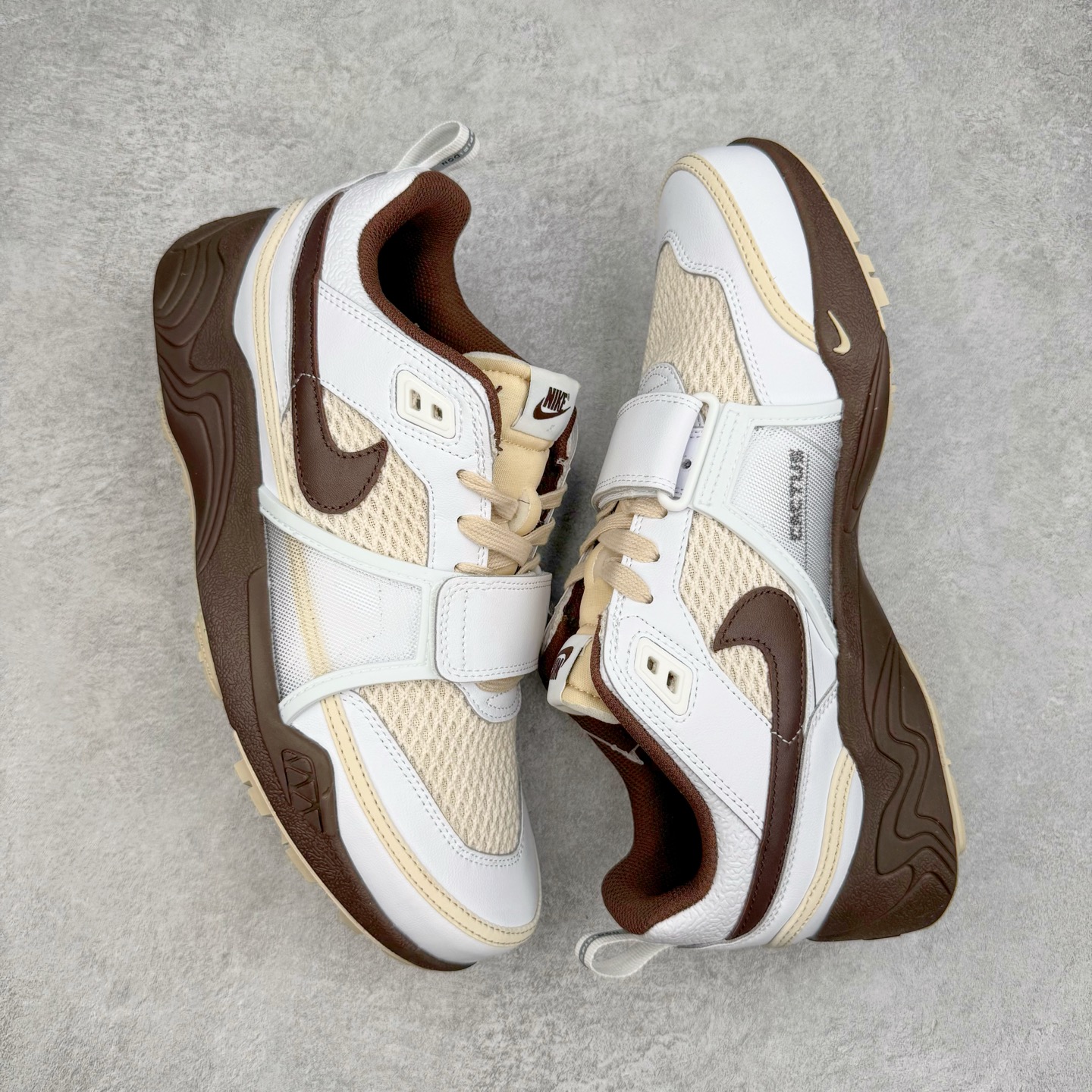图片[3]-＃S2纯原 Travis Scott x NK Shark-A-Don \\\”Sail\\\” 舒适潮流防滑耐磨低帮生活休闲鞋 TS联名白棕 HQ3073-100 Travis Scott 携手NK再度发布令人期待的 “ Shark-A-Don ” ，作为继话题满满的 “ Jumpman Jack ” 之后的又一潮流巅峰之作，这款鞋以全新的鞋型搭配 “ Sail ” 配色惊艳登场，不禁让人好奇它是否还能继续捕获粉丝们的狂热追捧与喜爱。鞋面采用了柔和的米白色调，融合高级皮革与细腻的绒面革材质，整体外观质感满满。设计上，它保留了绑带元素，提升了鞋子的稳固性。重点是这次取消了倒钩元素设计。为了提升透气性，鞋舌和鞋领部分采用了网眼布料。鞋后跟印有 Cactus Jack 的品牌标志和 Travis Scott 的招牌鬼脸 Logo，标签处还设计了 3M 反光细节。而 Swoosh 则巧妙地与 Travis Scott 的个人元素融合在一起。尺码：40 40.5 41 42 42.5 43 44 44.5 45 46 47.5 48.5-选品中心