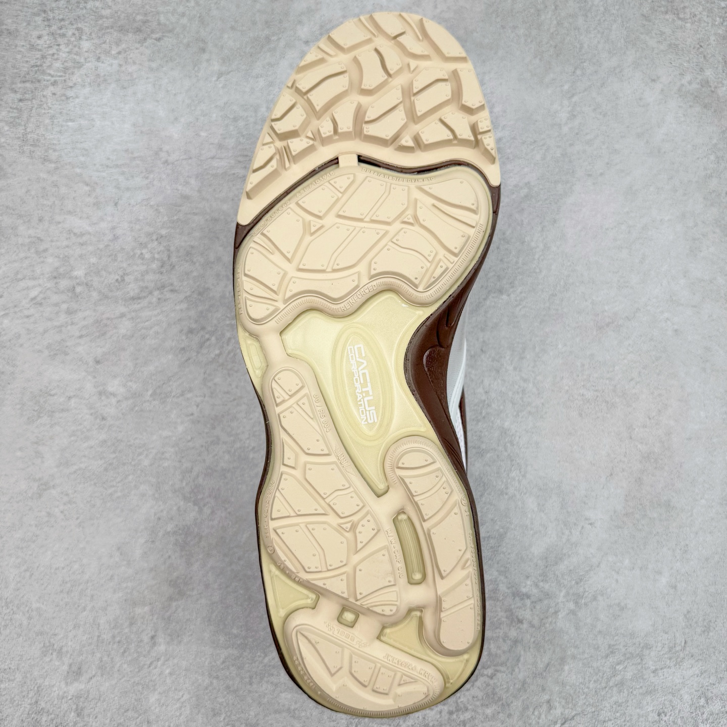 图片[9]-＃S2纯原 Travis Scott x NK Shark-A-Don \\\”Sail\\\” 舒适潮流防滑耐磨低帮生活休闲鞋 TS联名白棕 HQ3073-100 Travis Scott 携手NK再度发布令人期待的 “ Shark-A-Don ” ，作为继话题满满的 “ Jumpman Jack ” 之后的又一潮流巅峰之作，这款鞋以全新的鞋型搭配 “ Sail ” 配色惊艳登场，不禁让人好奇它是否还能继续捕获粉丝们的狂热追捧与喜爱。鞋面采用了柔和的米白色调，融合高级皮革与细腻的绒面革材质，整体外观质感满满。设计上，它保留了绑带元素，提升了鞋子的稳固性。重点是这次取消了倒钩元素设计。为了提升透气性，鞋舌和鞋领部分采用了网眼布料。鞋后跟印有 Cactus Jack 的品牌标志和 Travis Scott 的招牌鬼脸 Logo，标签处还设计了 3M 反光细节。而 Swoosh 则巧妙地与 Travis Scott 的个人元素融合在一起。尺码：40 40.5 41 42 42.5 43 44 44.5 45 46 47.5 48.5-选品中心