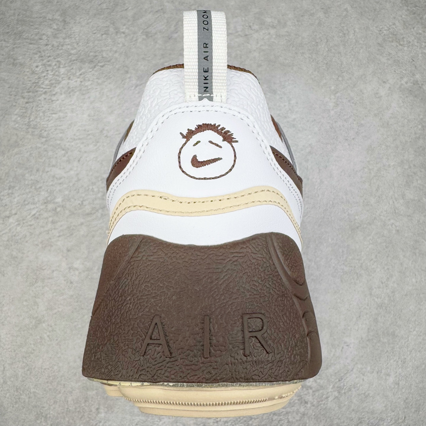 图片[8]-＃S2纯原 Travis Scott x NK Shark-A-Don \\\”Sail\\\” 舒适潮流防滑耐磨低帮生活休闲鞋 TS联名白棕 HQ3073-100 Travis Scott 携手NK再度发布令人期待的 “ Shark-A-Don ” ，作为继话题满满的 “ Jumpman Jack ” 之后的又一潮流巅峰之作，这款鞋以全新的鞋型搭配 “ Sail ” 配色惊艳登场，不禁让人好奇它是否还能继续捕获粉丝们的狂热追捧与喜爱。鞋面采用了柔和的米白色调，融合高级皮革与细腻的绒面革材质，整体外观质感满满。设计上，它保留了绑带元素，提升了鞋子的稳固性。重点是这次取消了倒钩元素设计。为了提升透气性，鞋舌和鞋领部分采用了网眼布料。鞋后跟印有 Cactus Jack 的品牌标志和 Travis Scott 的招牌鬼脸 Logo，标签处还设计了 3M 反光细节。而 Swoosh 则巧妙地与 Travis Scott 的个人元素融合在一起。尺码：40 40.5 41 42 42.5 43 44 44.5 45 46 47.5 48.5-选品中心