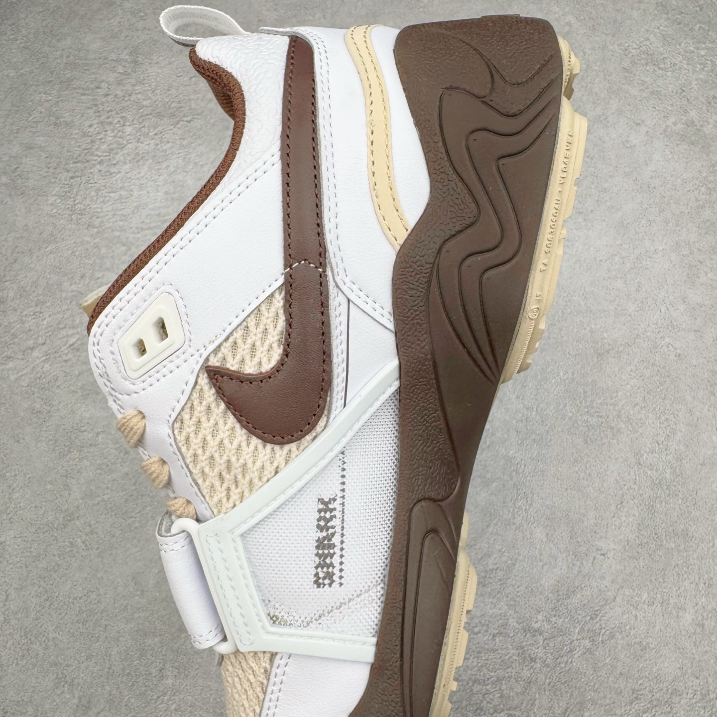 图片[7]-＃S2纯原 Travis Scott x NK Shark-A-Don \\\”Sail\\\” 舒适潮流防滑耐磨低帮生活休闲鞋 TS联名白棕 HQ3073-100 Travis Scott 携手NK再度发布令人期待的 “ Shark-A-Don ” ，作为继话题满满的 “ Jumpman Jack ” 之后的又一潮流巅峰之作，这款鞋以全新的鞋型搭配 “ Sail ” 配色惊艳登场，不禁让人好奇它是否还能继续捕获粉丝们的狂热追捧与喜爱。鞋面采用了柔和的米白色调，融合高级皮革与细腻的绒面革材质，整体外观质感满满。设计上，它保留了绑带元素，提升了鞋子的稳固性。重点是这次取消了倒钩元素设计。为了提升透气性，鞋舌和鞋领部分采用了网眼布料。鞋后跟印有 Cactus Jack 的品牌标志和 Travis Scott 的招牌鬼脸 Logo，标签处还设计了 3M 反光细节。而 Swoosh 则巧妙地与 Travis Scott 的个人元素融合在一起。尺码：40 40.5 41 42 42.5 43 44 44.5 45 46 47.5 48.5-选品中心