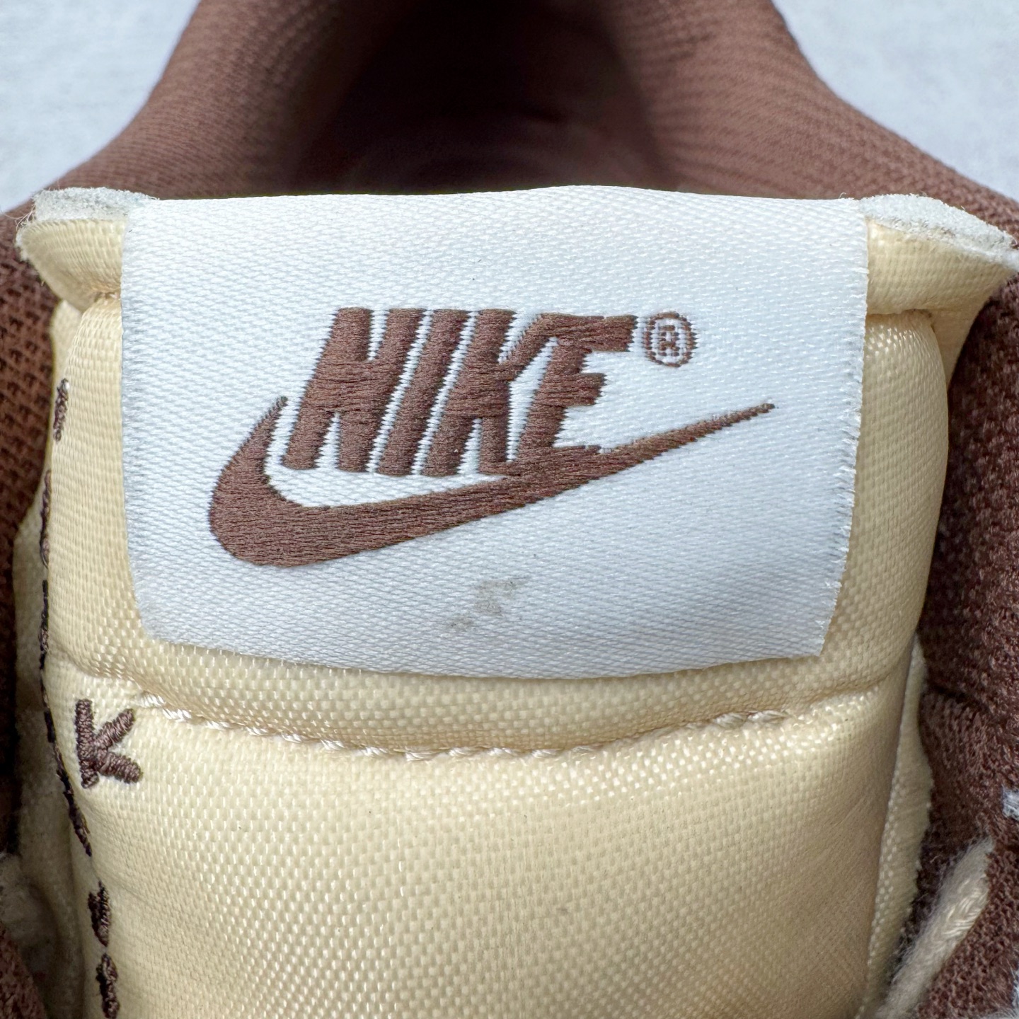 图片[13]-＃S2纯原 Travis Scott x NK Shark-A-Don \\\”Sail\\\” 舒适潮流防滑耐磨低帮生活休闲鞋 TS联名白棕 HQ3073-100 Travis Scott 携手NK再度发布令人期待的 “ Shark-A-Don ” ，作为继话题满满的 “ Jumpman Jack ” 之后的又一潮流巅峰之作，这款鞋以全新的鞋型搭配 “ Sail ” 配色惊艳登场，不禁让人好奇它是否还能继续捕获粉丝们的狂热追捧与喜爱。鞋面采用了柔和的米白色调，融合高级皮革与细腻的绒面革材质，整体外观质感满满。设计上，它保留了绑带元素，提升了鞋子的稳固性。重点是这次取消了倒钩元素设计。为了提升透气性，鞋舌和鞋领部分采用了网眼布料。鞋后跟印有 Cactus Jack 的品牌标志和 Travis Scott 的招牌鬼脸 Logo，标签处还设计了 3M 反光细节。而 Swoosh 则巧妙地与 Travis Scott 的个人元素融合在一起。尺码：40 40.5 41 42 42.5 43 44 44.5 45 46 47.5 48.5-选品中心