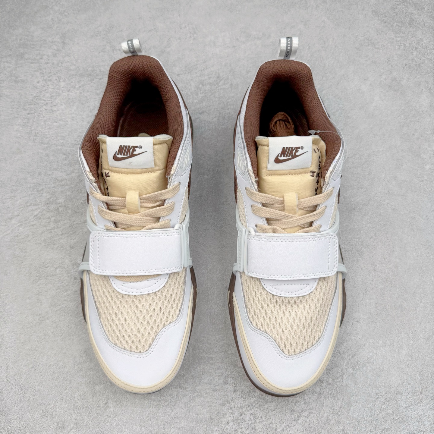 图片[2]-＃S2纯原 Travis Scott x NK Shark-A-Don \\\”Sail\\\” 舒适潮流防滑耐磨低帮生活休闲鞋 TS联名白棕 HQ3073-100 Travis Scott 携手NK再度发布令人期待的 “ Shark-A-Don ” ，作为继话题满满的 “ Jumpman Jack ” 之后的又一潮流巅峰之作，这款鞋以全新的鞋型搭配 “ Sail ” 配色惊艳登场，不禁让人好奇它是否还能继续捕获粉丝们的狂热追捧与喜爱。鞋面采用了柔和的米白色调，融合高级皮革与细腻的绒面革材质，整体外观质感满满。设计上，它保留了绑带元素，提升了鞋子的稳固性。重点是这次取消了倒钩元素设计。为了提升透气性，鞋舌和鞋领部分采用了网眼布料。鞋后跟印有 Cactus Jack 的品牌标志和 Travis Scott 的招牌鬼脸 Logo，标签处还设计了 3M 反光细节。而 Swoosh 则巧妙地与 Travis Scott 的个人元素融合在一起。尺码：40 40.5 41 42 42.5 43 44 44.5 45 46 47.5 48.5-选品中心