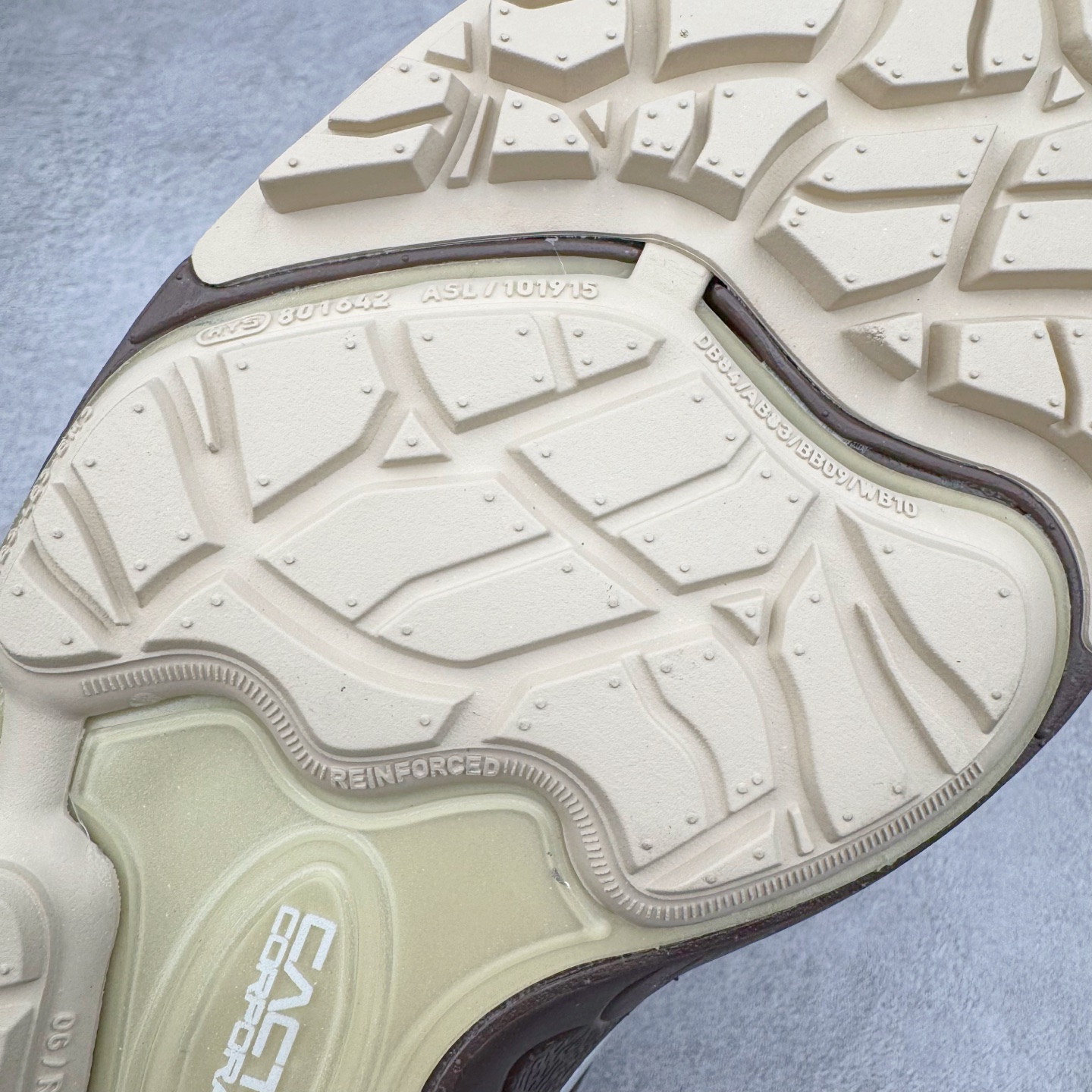 图片[22]-＃S2纯原 Travis Scott x NK Shark-A-Don \\\”Sail\\\” 舒适潮流防滑耐磨低帮生活休闲鞋 TS联名白棕 HQ3073-100 Travis Scott 携手NK再度发布令人期待的 “ Shark-A-Don ” ，作为继话题满满的 “ Jumpman Jack ” 之后的又一潮流巅峰之作，这款鞋以全新的鞋型搭配 “ Sail ” 配色惊艳登场，不禁让人好奇它是否还能继续捕获粉丝们的狂热追捧与喜爱。鞋面采用了柔和的米白色调，融合高级皮革与细腻的绒面革材质，整体外观质感满满。设计上，它保留了绑带元素，提升了鞋子的稳固性。重点是这次取消了倒钩元素设计。为了提升透气性，鞋舌和鞋领部分采用了网眼布料。鞋后跟印有 Cactus Jack 的品牌标志和 Travis Scott 的招牌鬼脸 Logo，标签处还设计了 3M 反光细节。而 Swoosh 则巧妙地与 Travis Scott 的个人元素融合在一起。尺码：40 40.5 41 42 42.5 43 44 44.5 45 46 47.5 48.5-选品中心