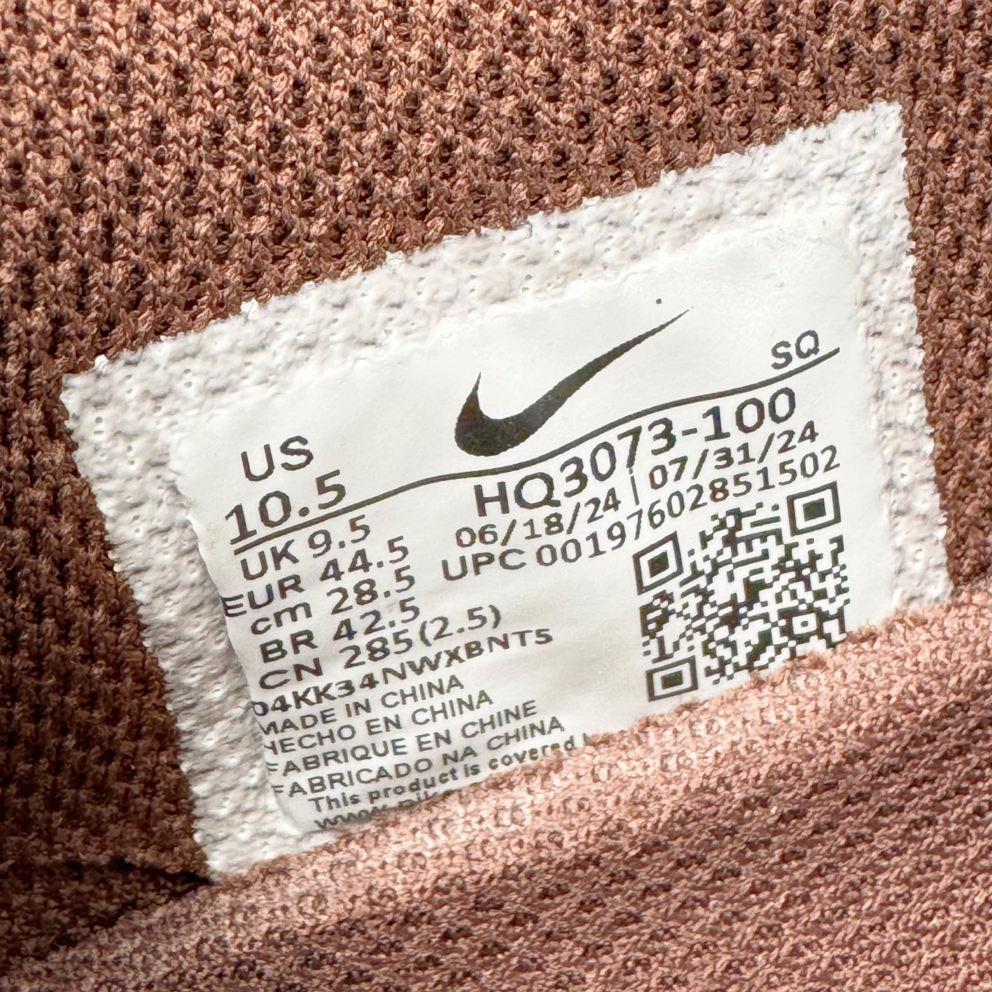 图片[11]-＃S2纯原 Travis Scott x NK Shark-A-Don \\\”Sail\\\” 舒适潮流防滑耐磨低帮生活休闲鞋 TS联名白棕 HQ3073-100 Travis Scott 携手NK再度发布令人期待的 “ Shark-A-Don ” ，作为继话题满满的 “ Jumpman Jack ” 之后的又一潮流巅峰之作，这款鞋以全新的鞋型搭配 “ Sail ” 配色惊艳登场，不禁让人好奇它是否还能继续捕获粉丝们的狂热追捧与喜爱。鞋面采用了柔和的米白色调，融合高级皮革与细腻的绒面革材质，整体外观质感满满。设计上，它保留了绑带元素，提升了鞋子的稳固性。重点是这次取消了倒钩元素设计。为了提升透气性，鞋舌和鞋领部分采用了网眼布料。鞋后跟印有 Cactus Jack 的品牌标志和 Travis Scott 的招牌鬼脸 Logo，标签处还设计了 3M 反光细节。而 Swoosh 则巧妙地与 Travis Scott 的个人元素融合在一起。尺码：40 40.5 41 42 42.5 43 44 44.5 45 46 47.5 48.5-选品中心