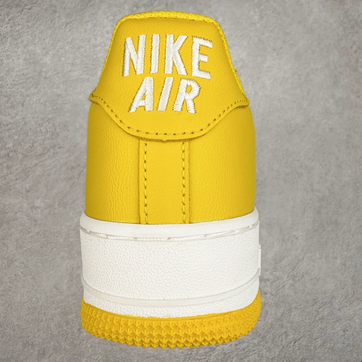 图片[8]-＃XT纯原 NK Air Force 1´07 Low 空军一号低帮百搭休闲运动板鞋 FJ1044-700 顶级批次 2022全新楦头鞋型 鱼鳞大底 历时开发三个月 清洁度完美 二维码鞋标 内置芯片及solo气垫 大底高度及其弧度依照正品 钢印 logo刺绣 鞋口弧度 鞋头长度 鞋面冲孔 鞋垫背胶及钢印 完美鞋型对比正品 每一处都是细节满满 柔软、弹性十足的缓震性能和出色的中底设计 横跨复古与现代的外型结合 造就出风靡全球 三十多年的Force 1 直到今天还深受青睐 实拍调校N版已经零色差零失真 百分百还原实物色彩所见即所得 不存在货不对板色差等低级问题 选购参考实物拍摄 不混卖不参货 只用心做好货严格选品 承诺混一赔十 尺码：36 36.5 37.5 38 38.5 39 40 40.5 41 42 42.5 43 44 44.5 45-选品中心