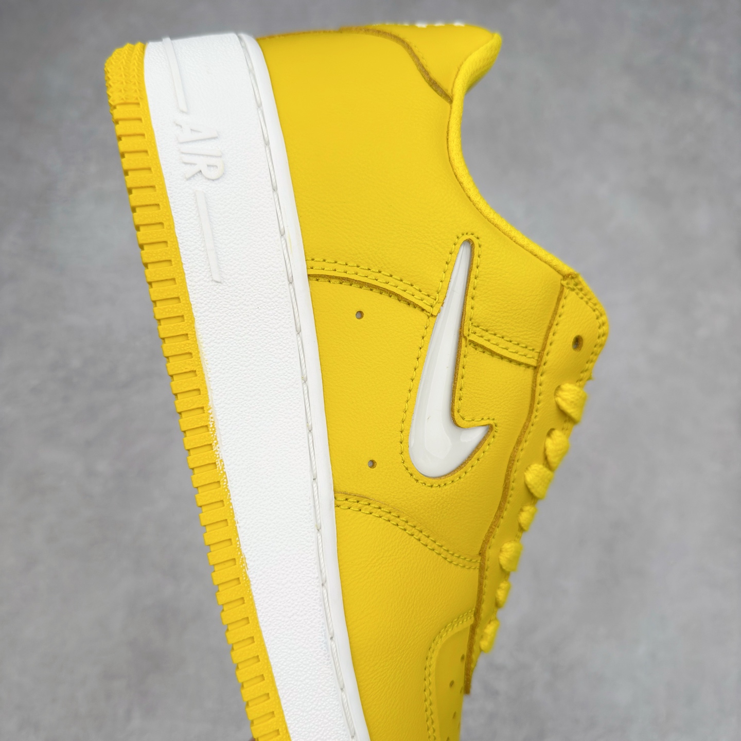 图片[6]-＃XT纯原 NK Air Force 1´07 Low 空军一号低帮百搭休闲运动板鞋 FJ1044-700 顶级批次 2022全新楦头鞋型 鱼鳞大底 历时开发三个月 清洁度完美 二维码鞋标 内置芯片及solo气垫 大底高度及其弧度依照正品 钢印 logo刺绣 鞋口弧度 鞋头长度 鞋面冲孔 鞋垫背胶及钢印 完美鞋型对比正品 每一处都是细节满满 柔软、弹性十足的缓震性能和出色的中底设计 横跨复古与现代的外型结合 造就出风靡全球 三十多年的Force 1 直到今天还深受青睐 实拍调校N版已经零色差零失真 百分百还原实物色彩所见即所得 不存在货不对板色差等低级问题 选购参考实物拍摄 不混卖不参货 只用心做好货严格选品 承诺混一赔十 尺码：36 36.5 37.5 38 38.5 39 40 40.5 41 42 42.5 43 44 44.5 45-选品中心