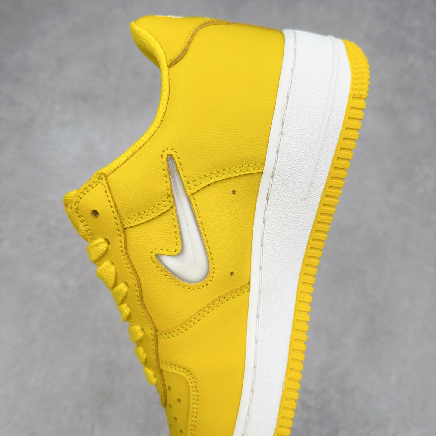 图片[7]-＃XT纯原 NK Air Force 1´07 Low 空军一号低帮百搭休闲运动板鞋 FJ1044-700 顶级批次 2022全新楦头鞋型 鱼鳞大底 历时开发三个月 清洁度完美 二维码鞋标 内置芯片及solo气垫 大底高度及其弧度依照正品 钢印 logo刺绣 鞋口弧度 鞋头长度 鞋面冲孔 鞋垫背胶及钢印 完美鞋型对比正品 每一处都是细节满满 柔软、弹性十足的缓震性能和出色的中底设计 横跨复古与现代的外型结合 造就出风靡全球 三十多年的Force 1 直到今天还深受青睐 实拍调校N版已经零色差零失真 百分百还原实物色彩所见即所得 不存在货不对板色差等低级问题 选购参考实物拍摄 不混卖不参货 只用心做好货严格选品 承诺混一赔十 尺码：36 36.5 37.5 38 38.5 39 40 40.5 41 42 42.5 43 44 44.5 45-选品中心